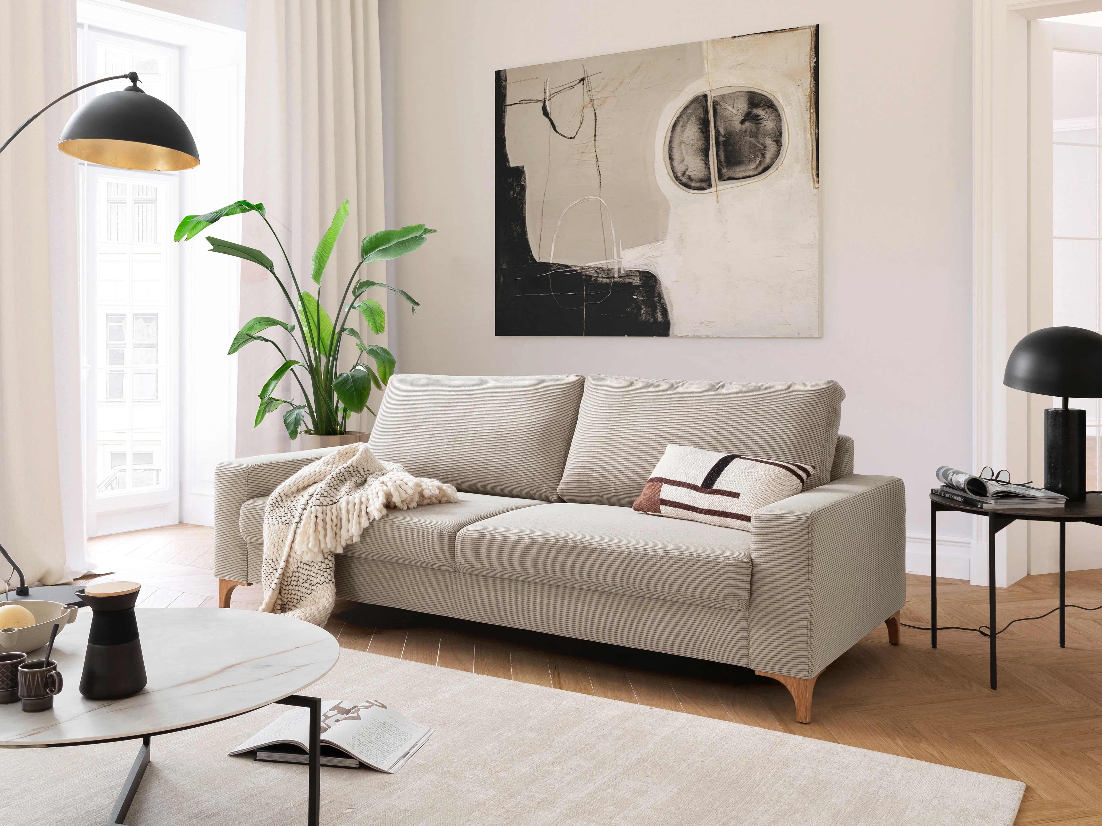 3-Sitzer Sofa Kabs Polsterwelt mit beigefarbenem Stoffbezug, Armlehnen und Holzfüßen