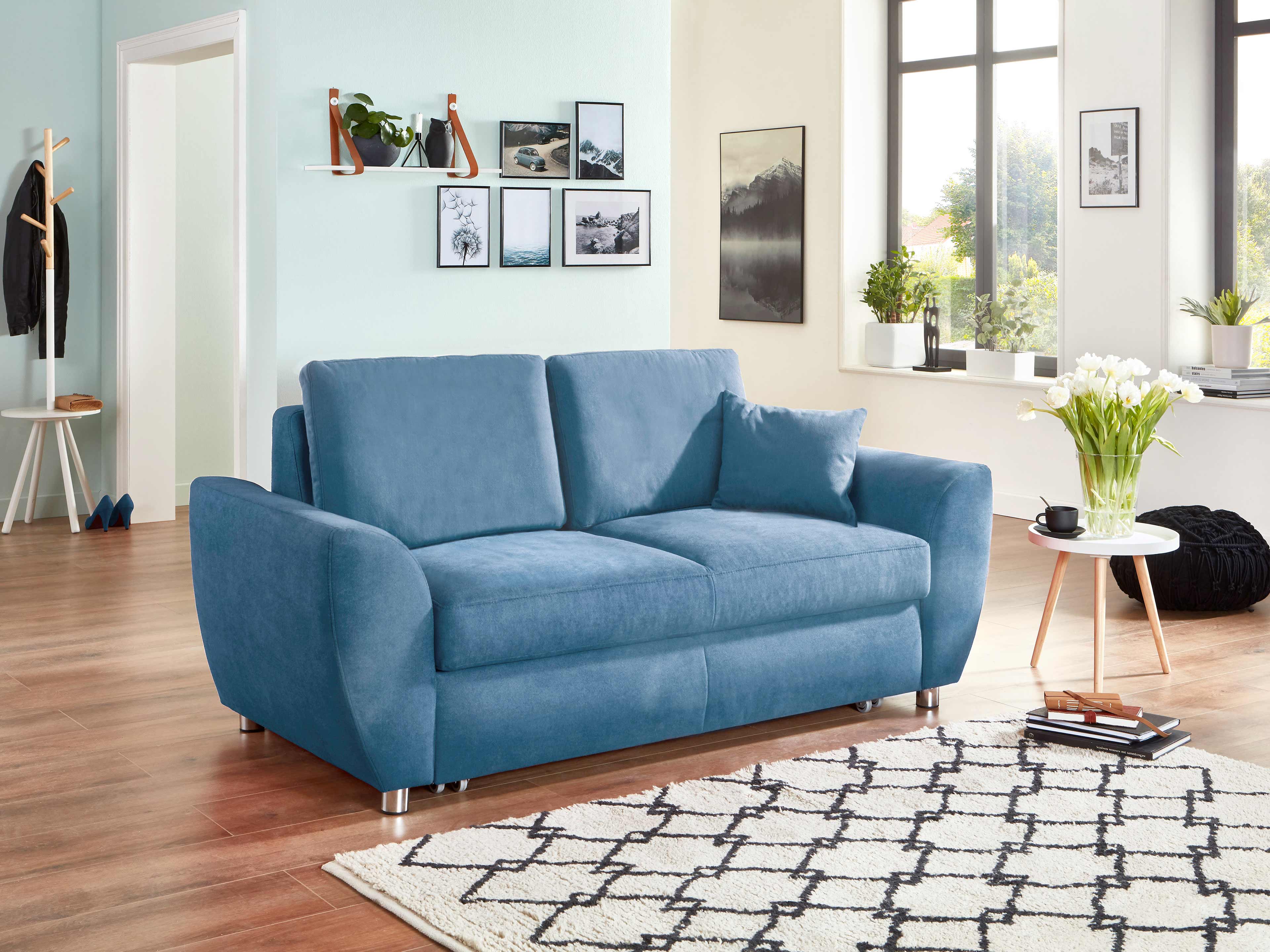2-Sitzer Sofa Kabs in Blau mit Stoffbezug, gepolsterte Rückenlehne, breite Armlehnen, Metallfüße