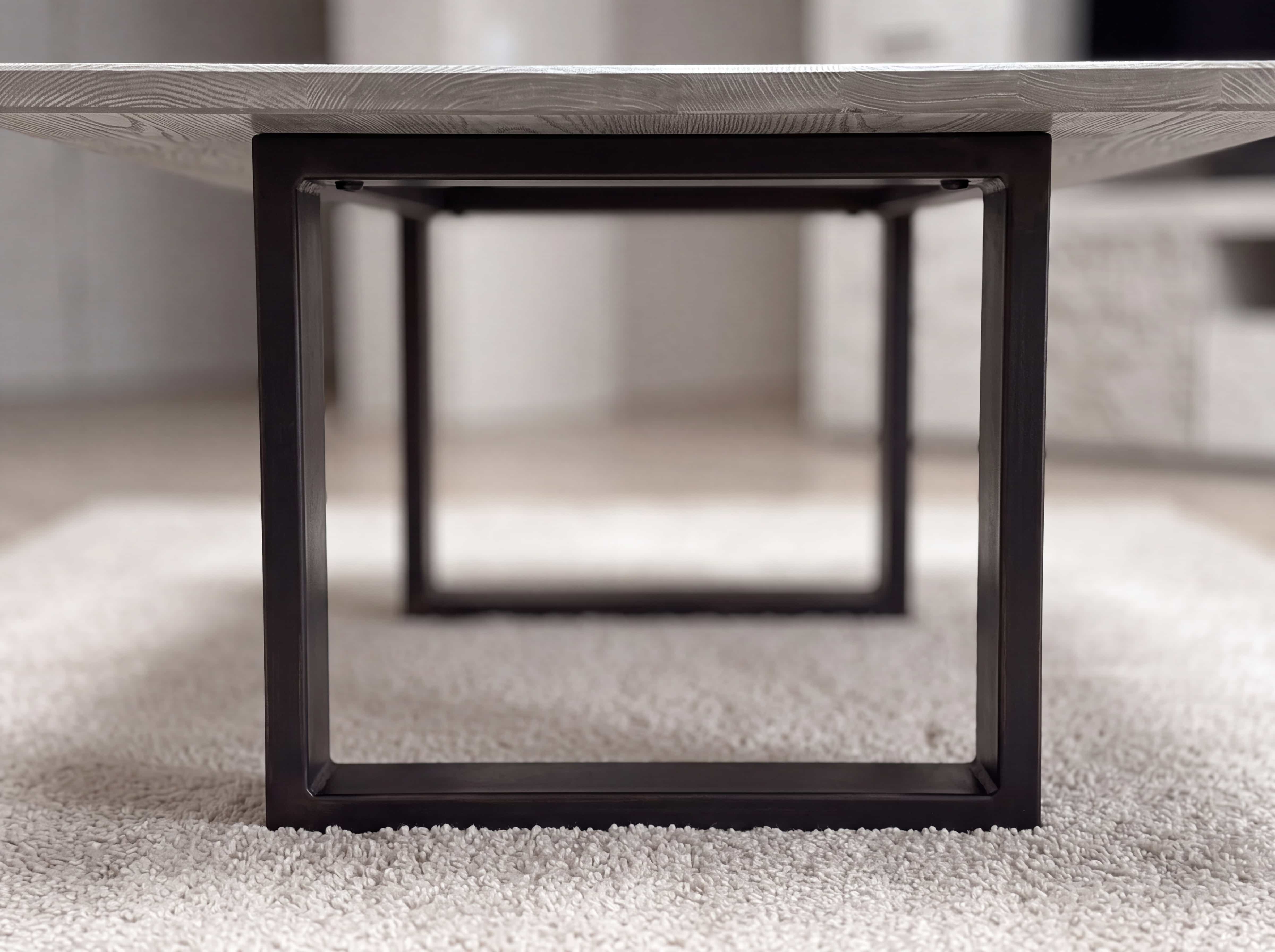 Couchtisch mit rechteckiger Tischplatte in Holzoptik und schwarzem Metallgestell in U-Form