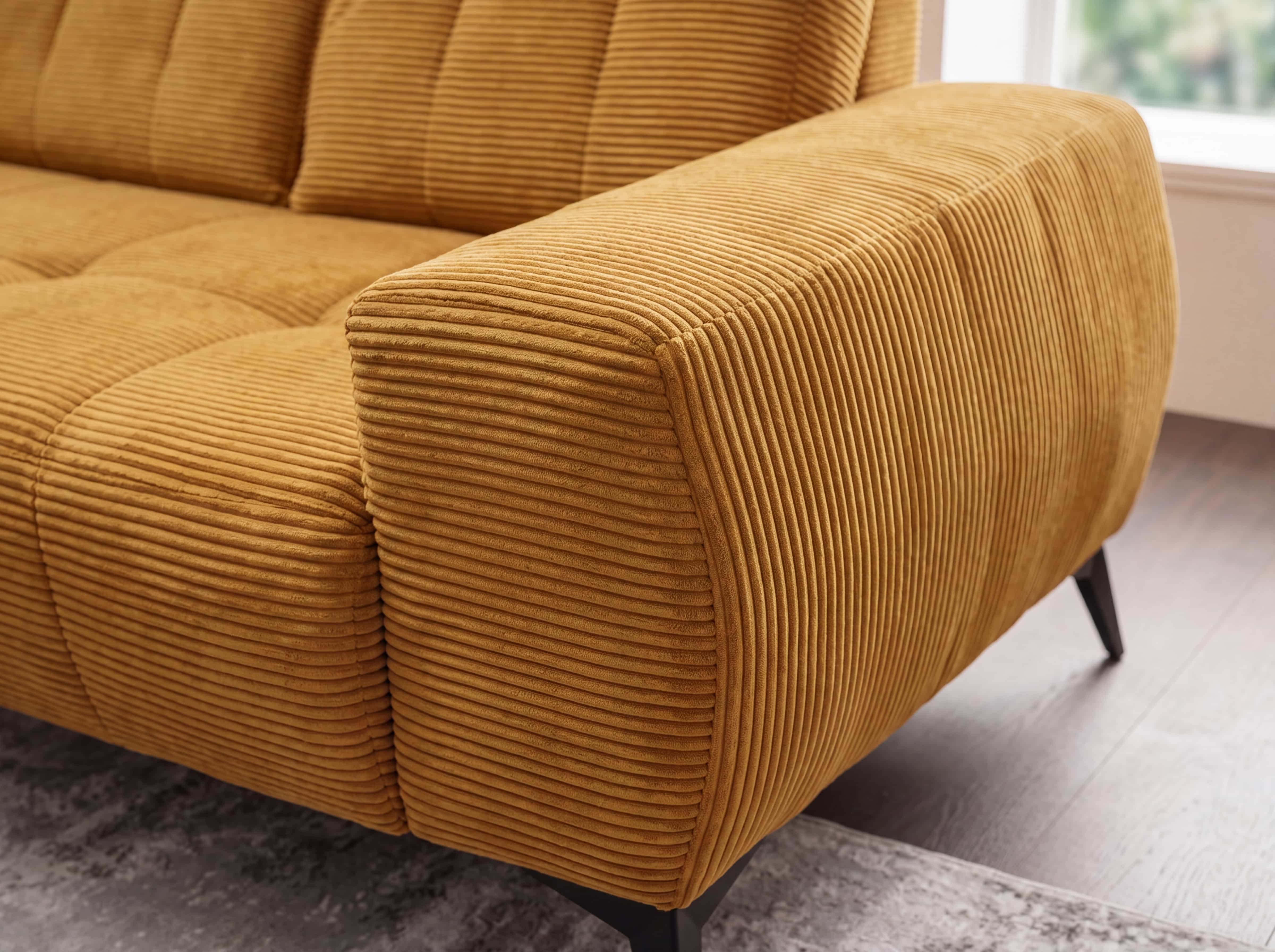 Ecksofa Cord Modell mit breiter Armlehne, geriffeltem Stoff in Senfgelb und schwarzen Füßen