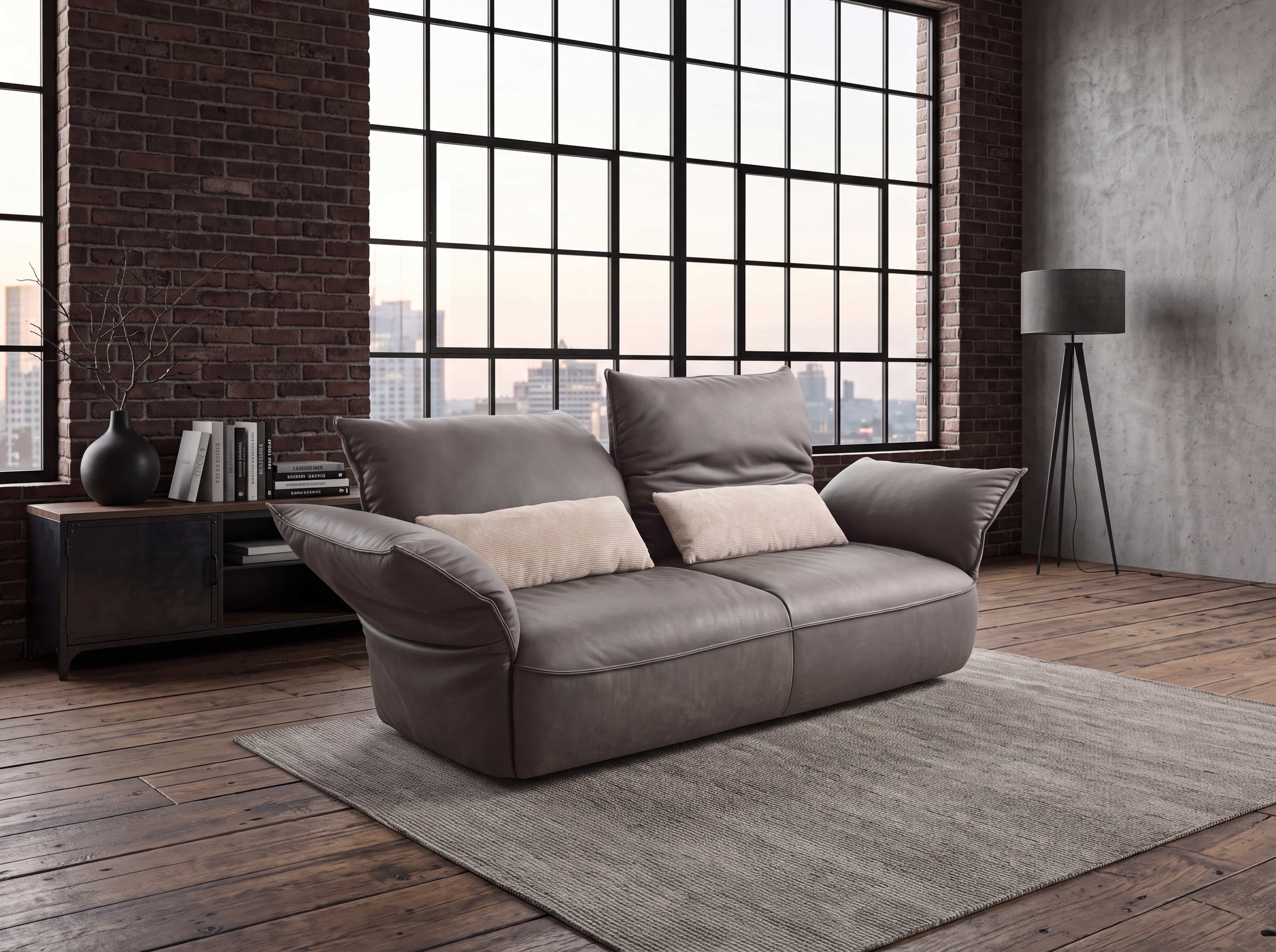 2-Sitzer Sofa Kabs Polsterwelt mit grauem Lederbezug, breiten Armlehnen und zwei Rückenkissen