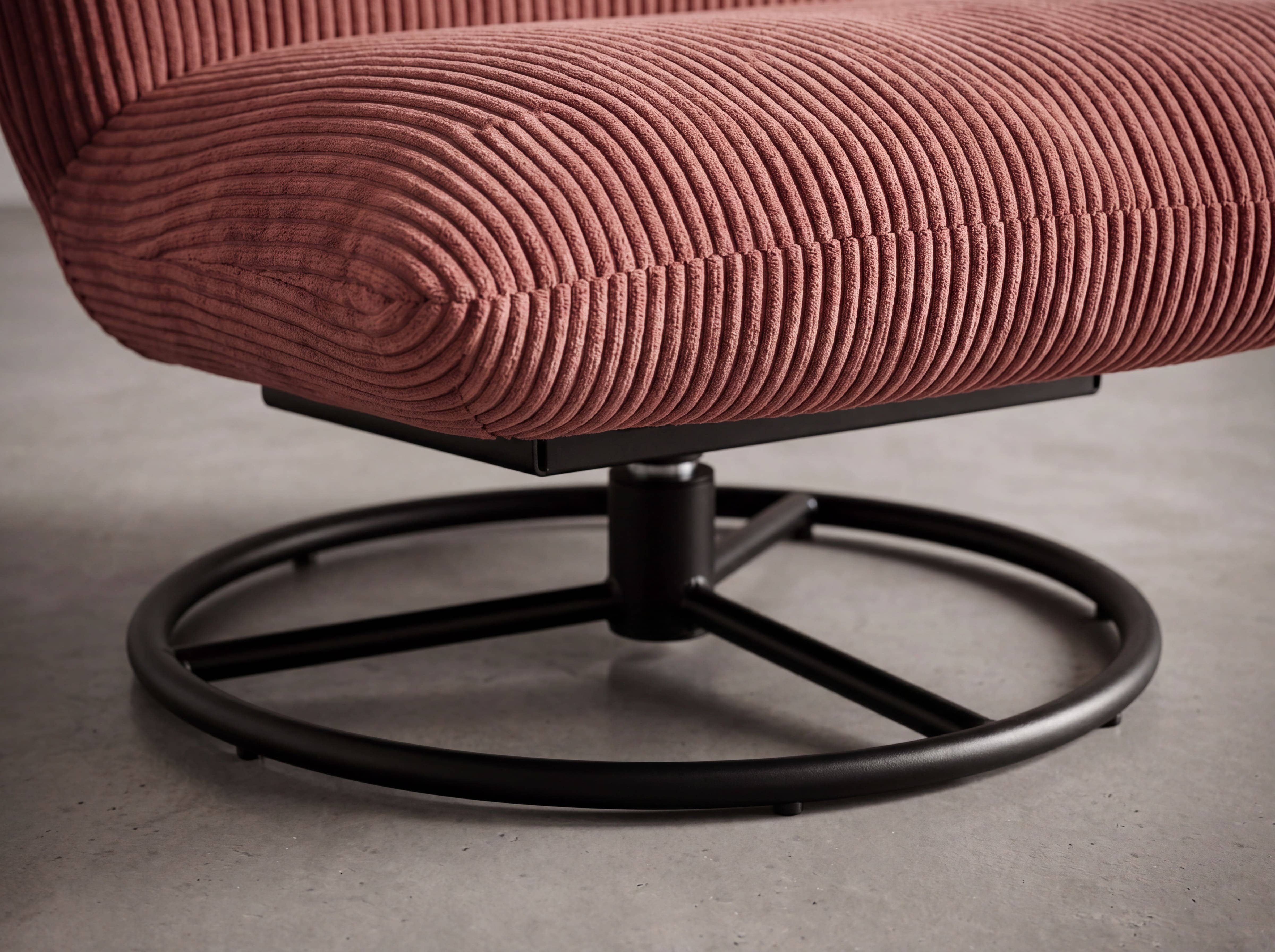 Sessel Nardo mit rostfarbenem Cordbezug und rundem, schwarzem Metallgestell im Detailansicht.