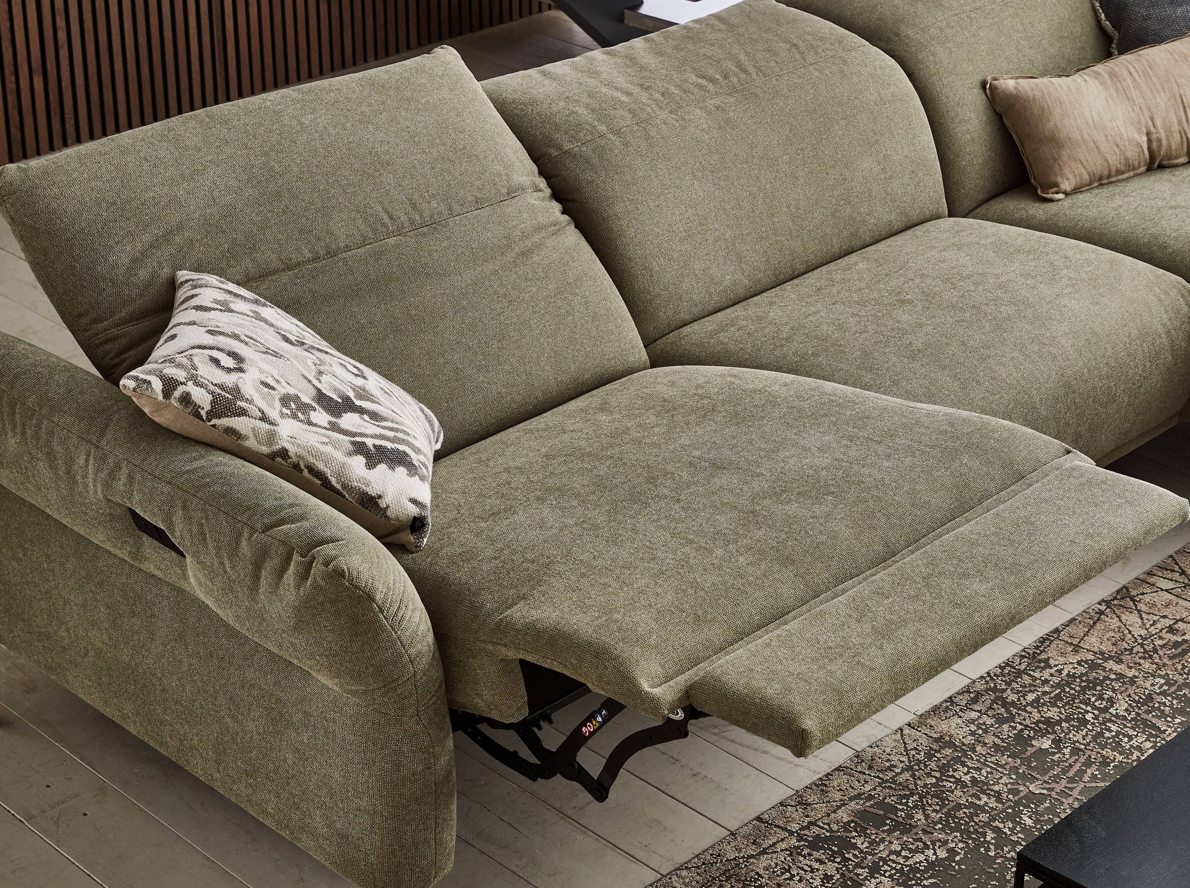 Ecksofa mit beigem Stoffbezug, elektrischer Relaxfunktion, gepolsterten Armlehnen und Kissen