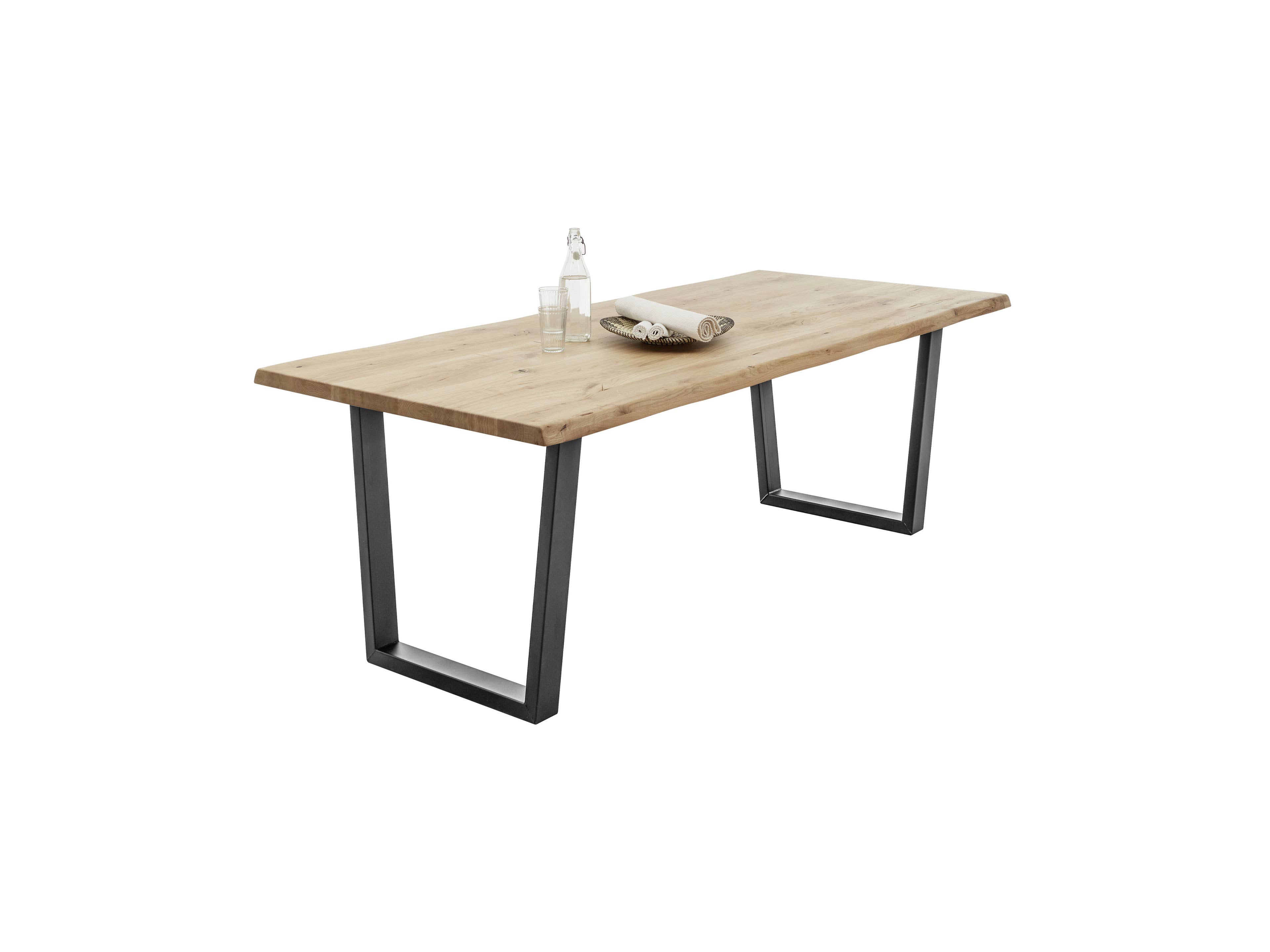 Esstisch mit rechteckiger Tischplatte aus hellem Holz und schwarzem Metallgestell in U-Form