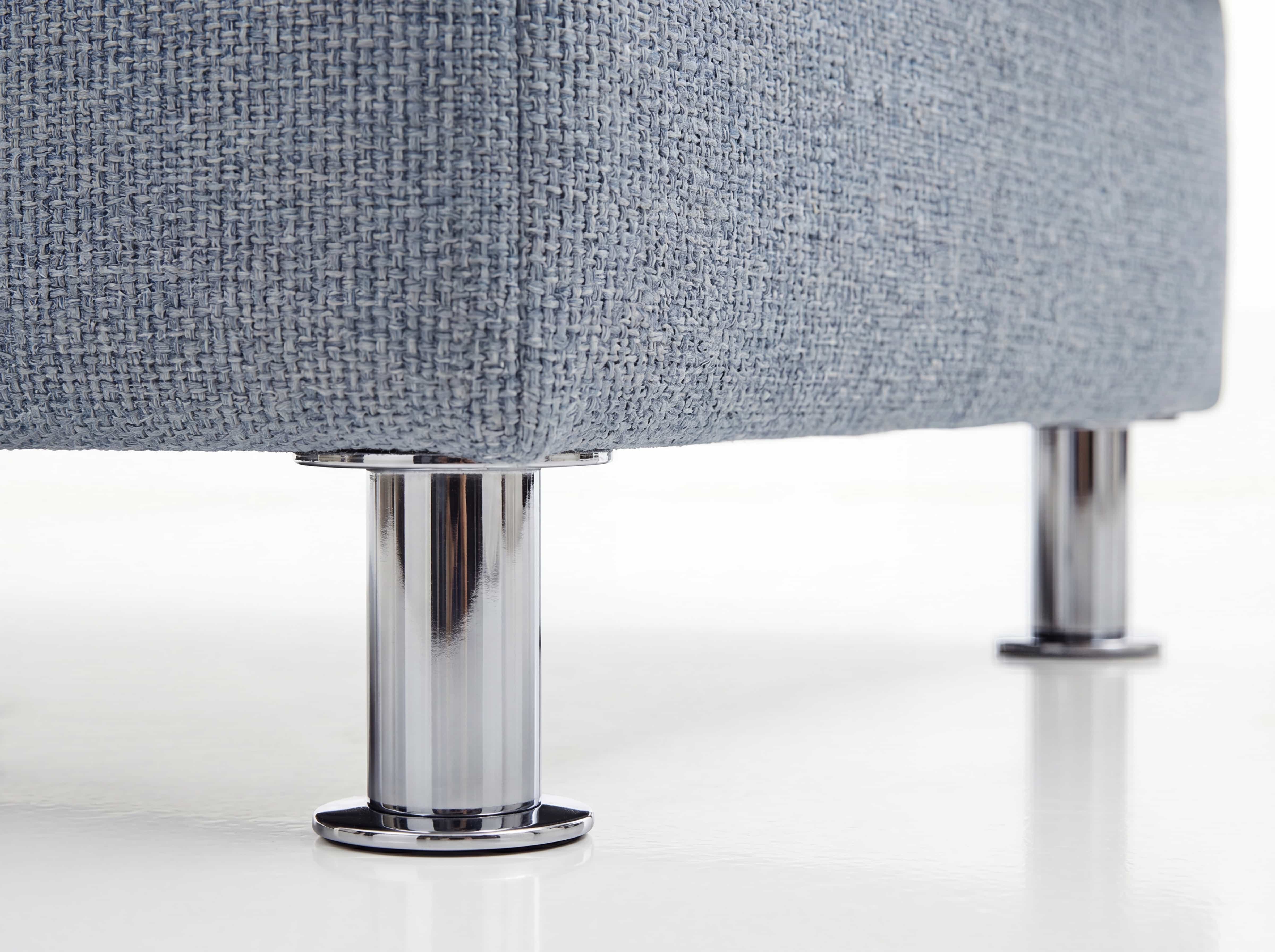 Polsterhocker Mantua – Detailansicht mit hellblauem Strukturstoffbezug und runden Metallfüßen