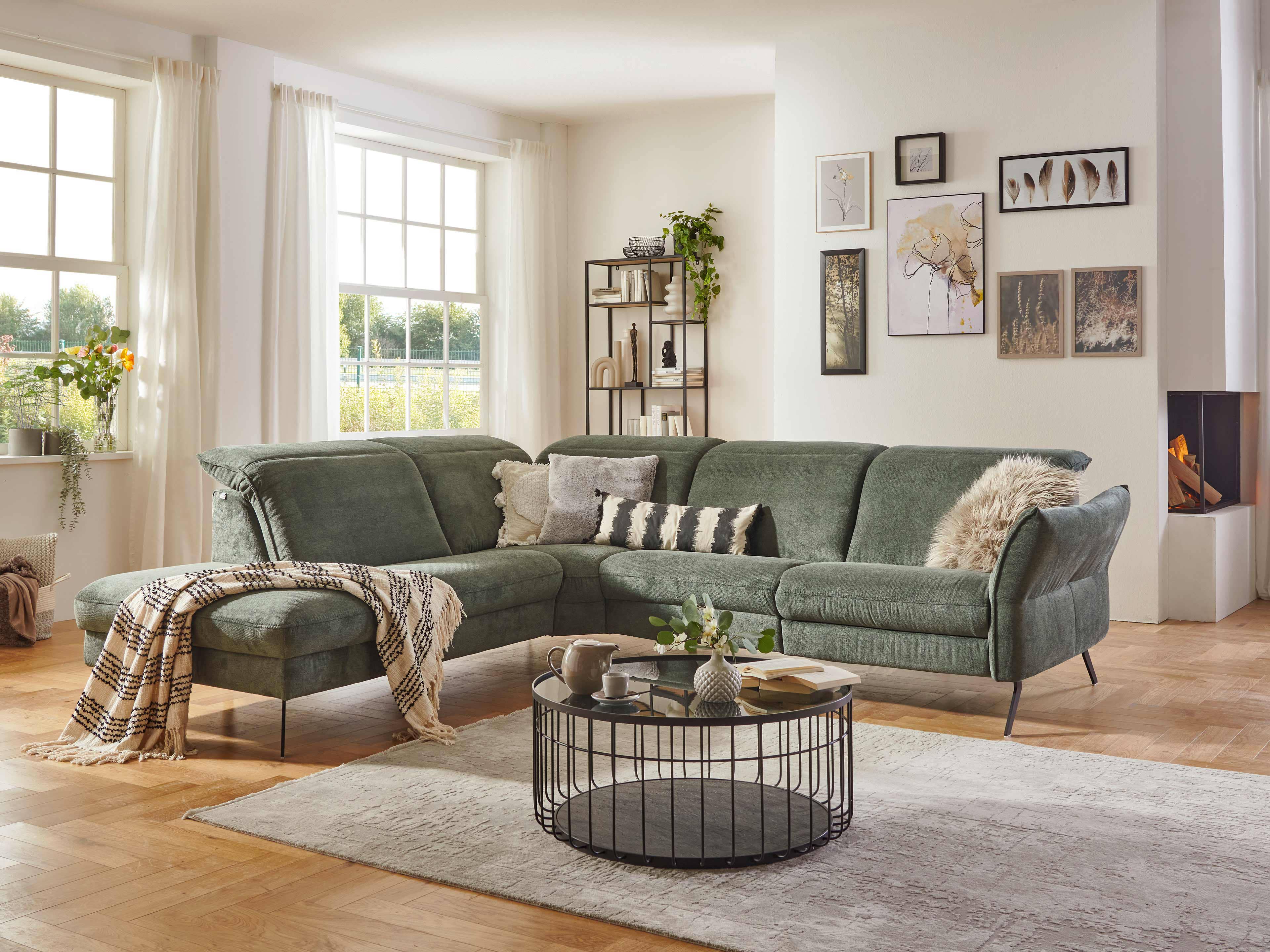 Ecksofa Kabs Polsterwelt mit grünem Stoffbezug, gepolsterten Rückenlehnen und schwarzen Metallfüßen