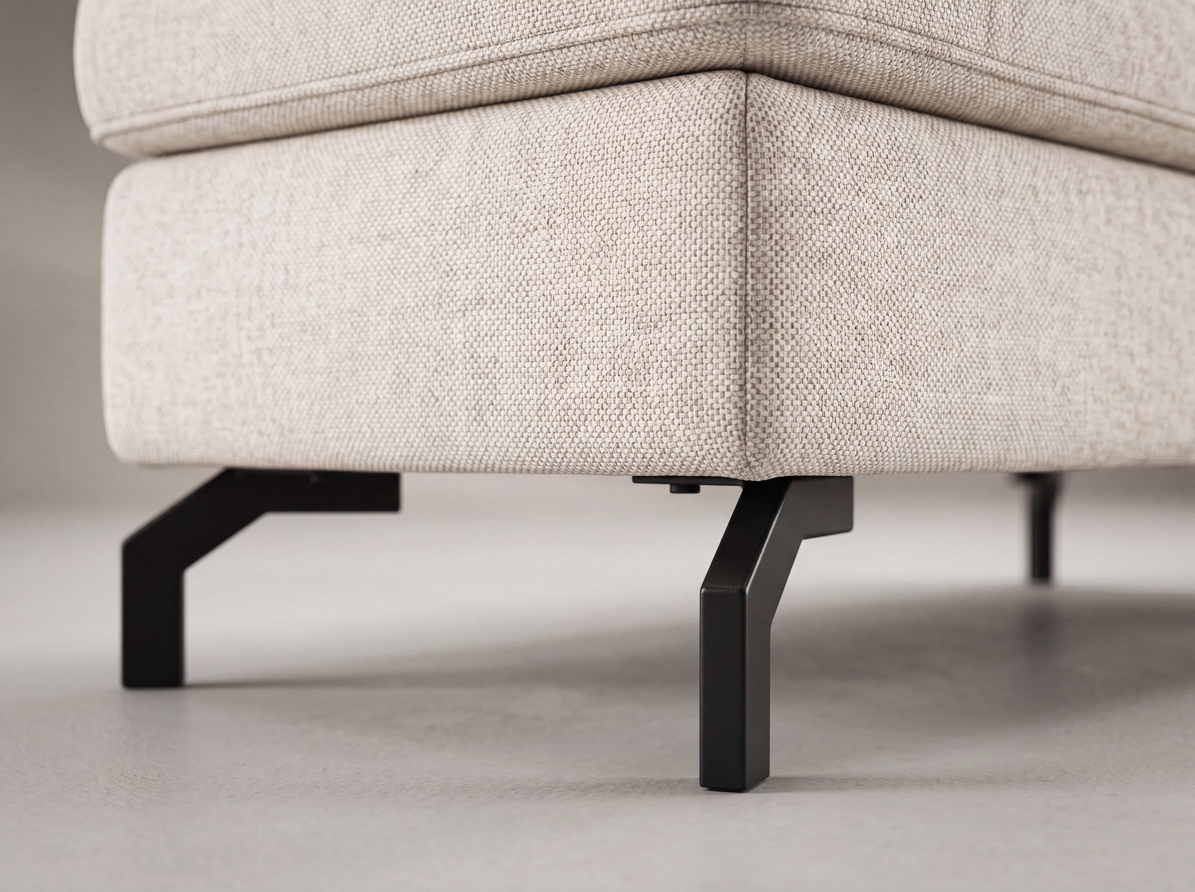 Sofa mit hellbeigem Stoffbezug, rechteckigem Korpus und schwarzen Metallfüßen in Winkeloptik
