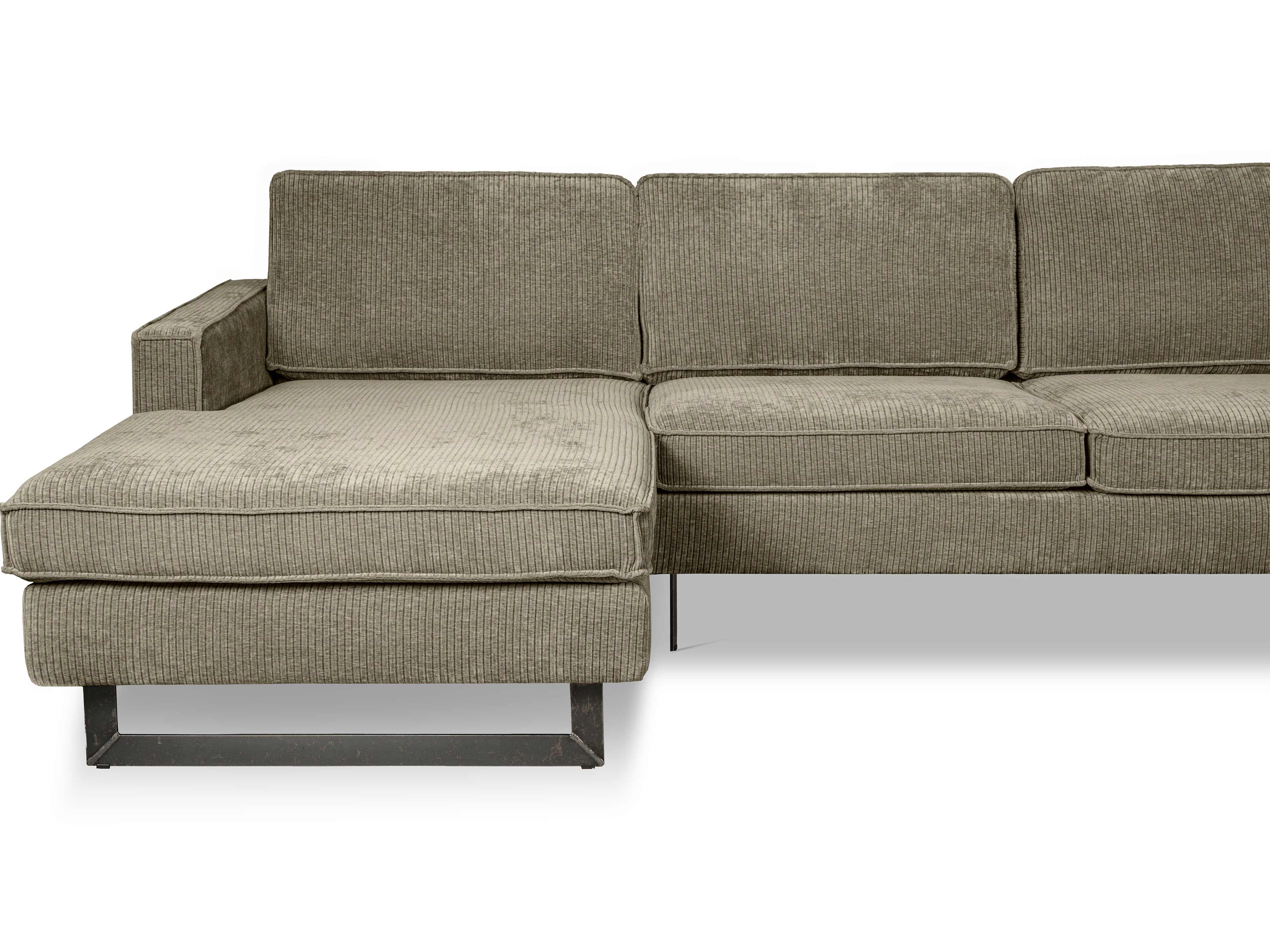 Ecksofa mit linkem Longchair, grüner Cordstoffbezug, gepolsterte Sitz- und Rückenfläche, Metallfüße
