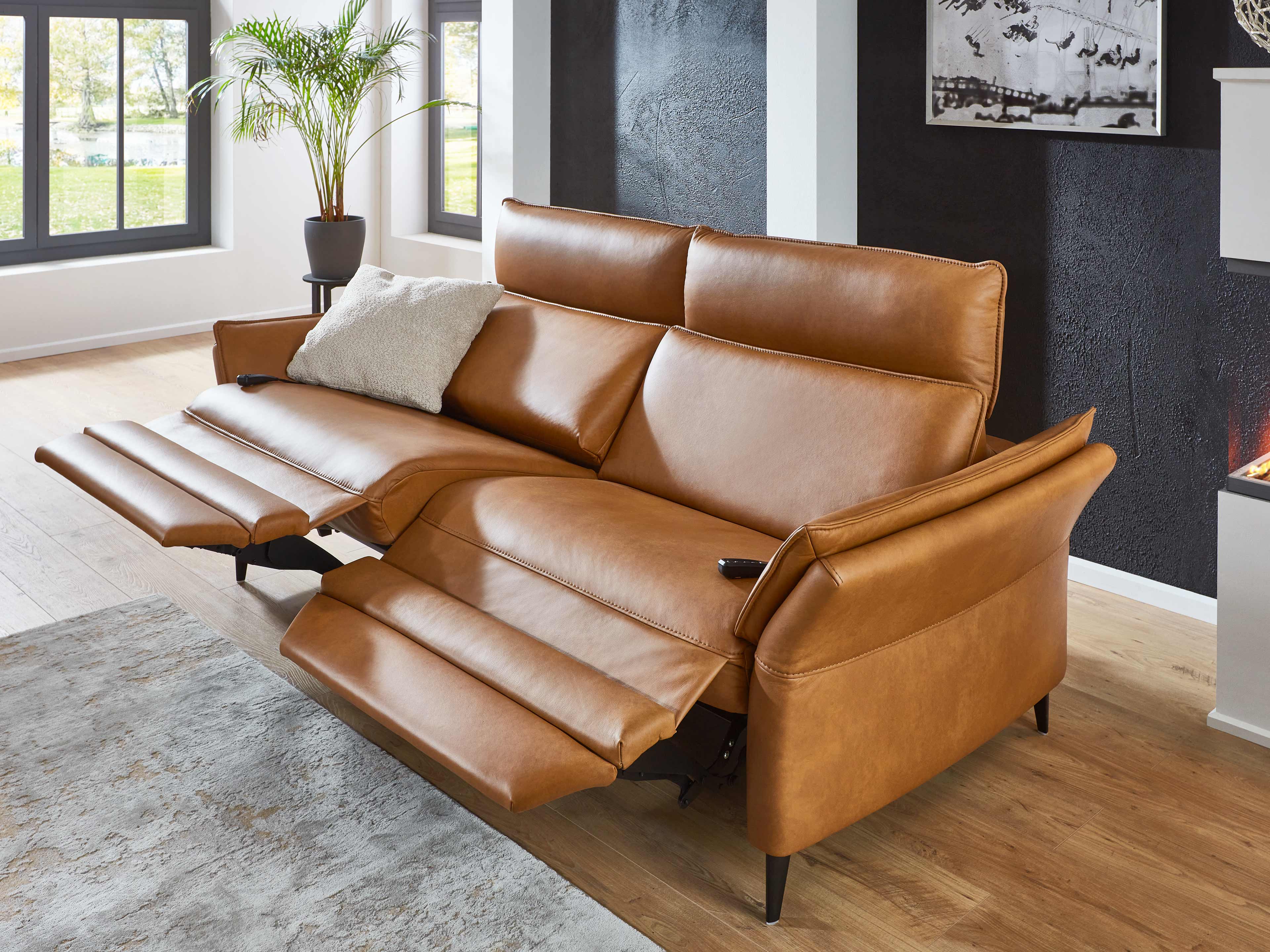 3-Sitzer-Sofa Tivoli aus cognacfarbenem Leder mit verstellbaren Fußstützen, hohen Rückenlehnen und Armlehnen