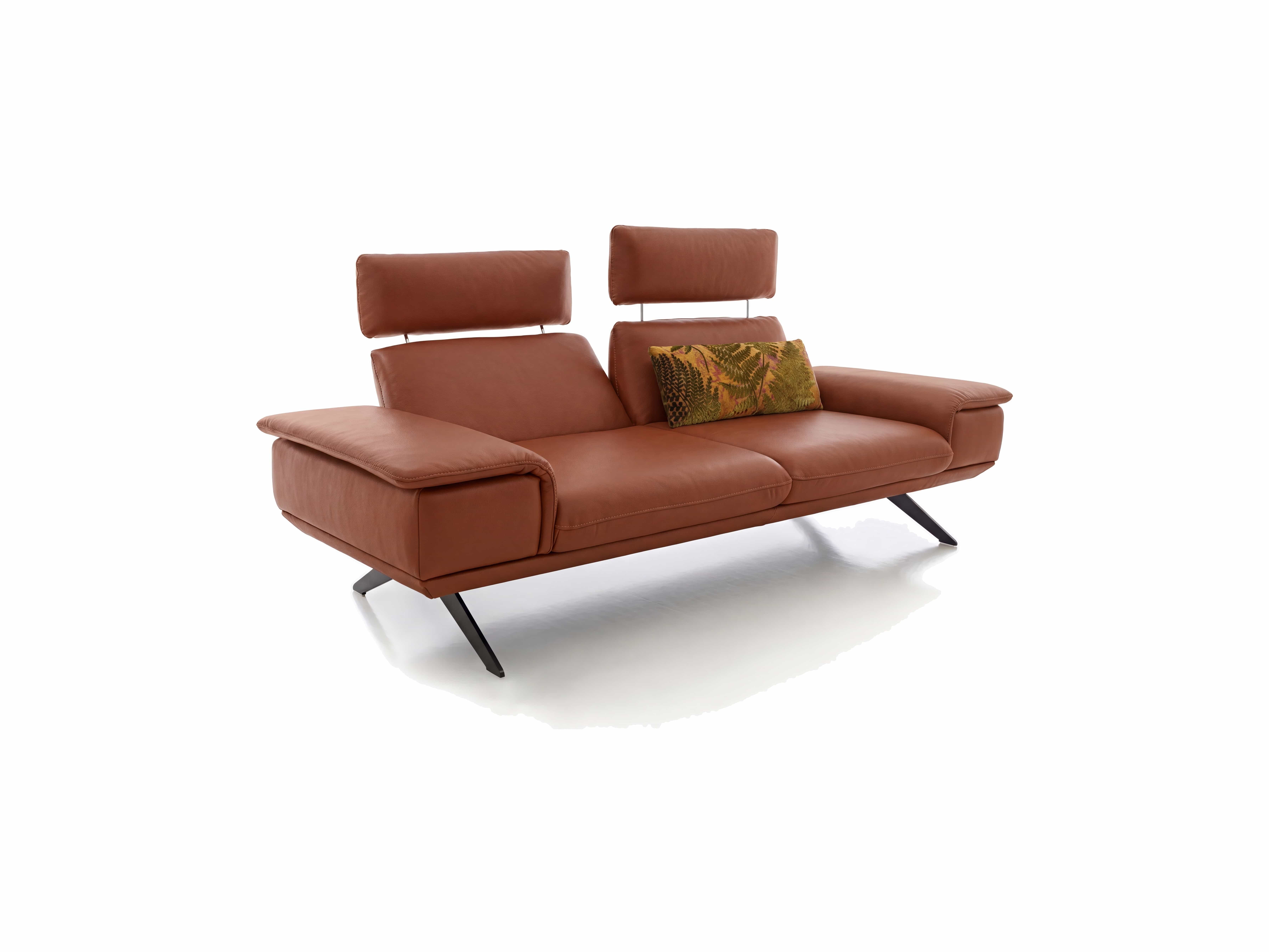3-Sitzer Ledersofa mit braunem Bezug, zwei verstellbaren Kopfstützen, Armlehnen und Metallfüßen