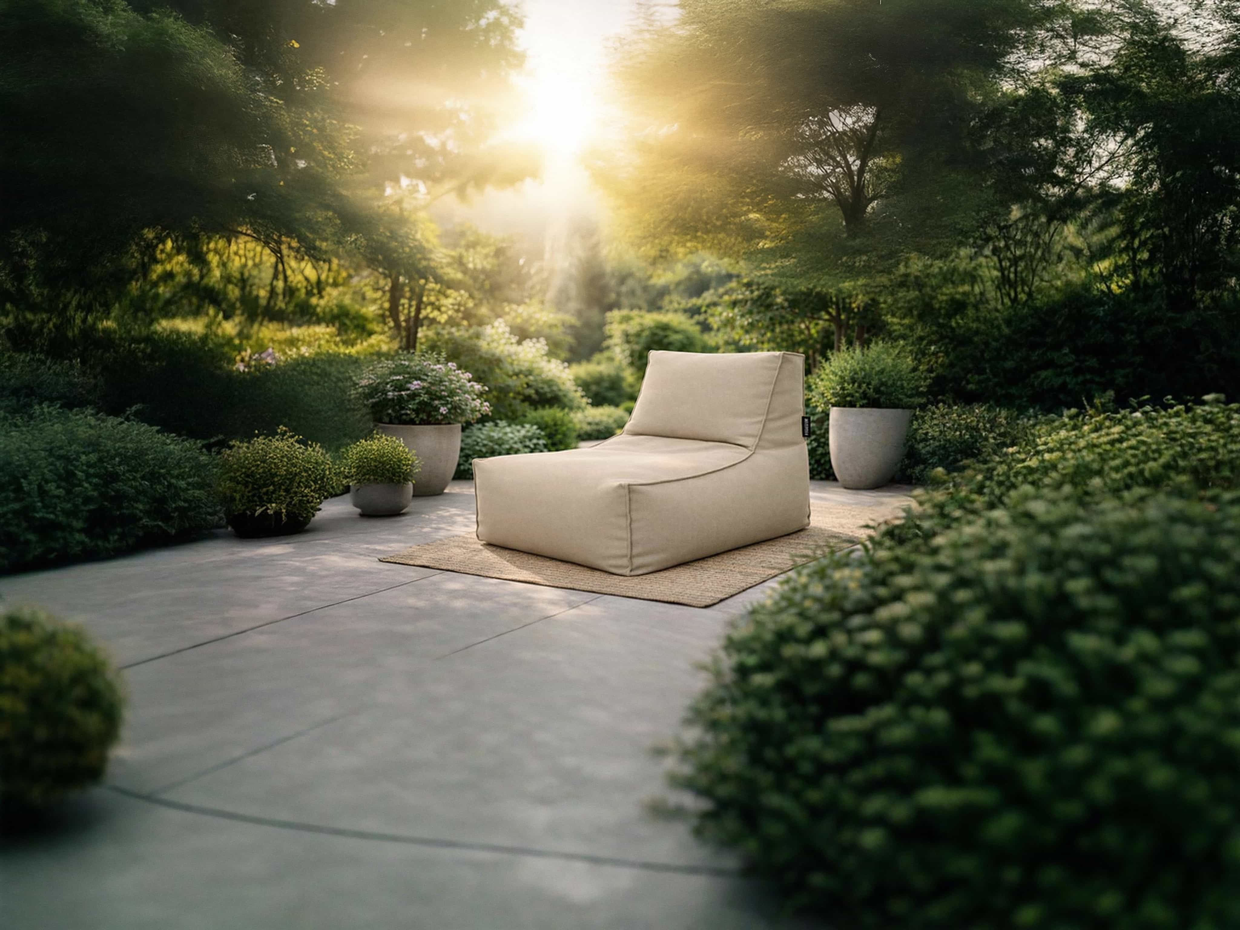 Outdoor Loungesessel Softline in Beige, rechteckige Form, gepolsterte Sitzfläche und Rückenlehne