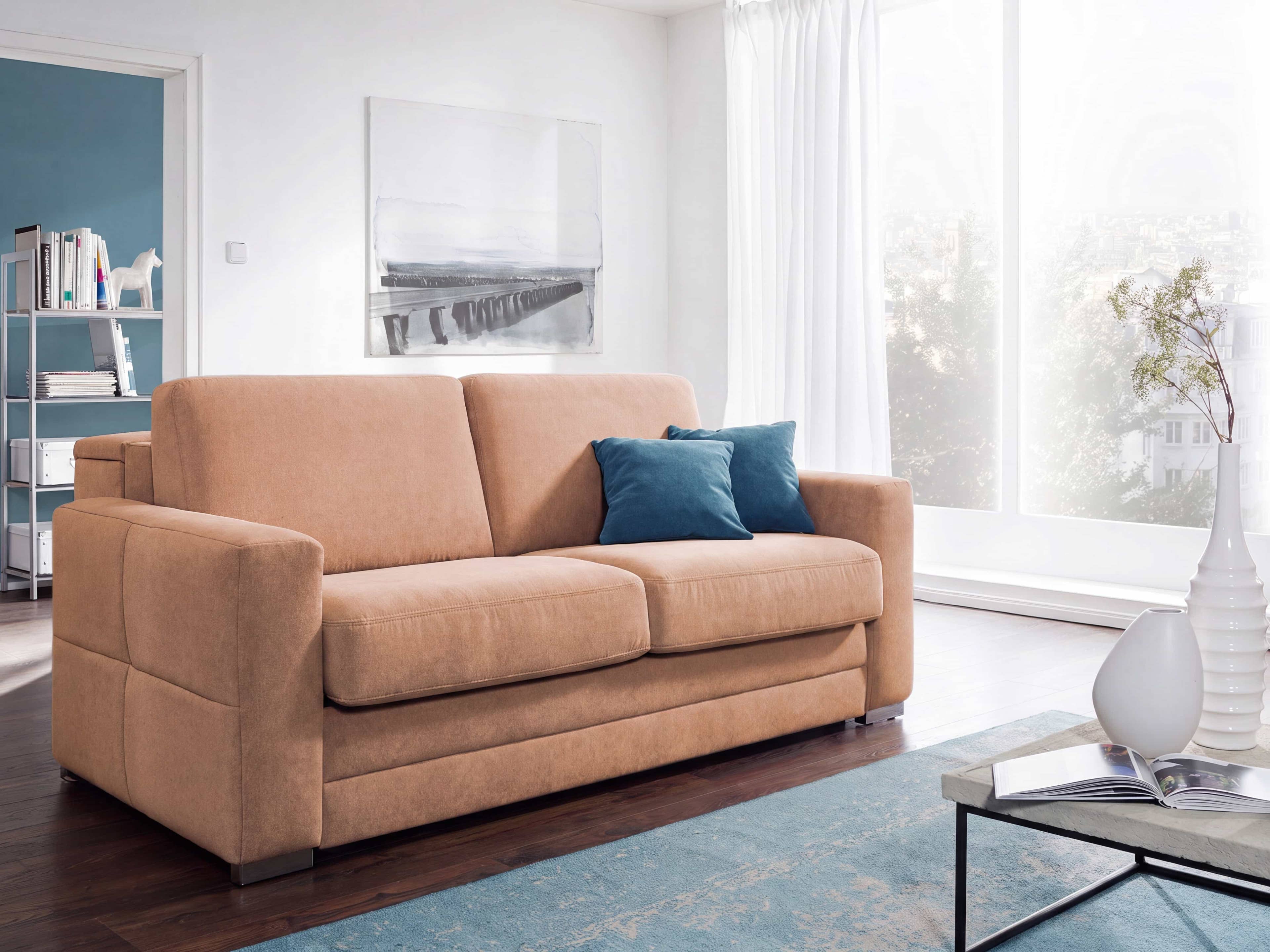 2-Sitzer Sofa Kabs Polsterwelt mit beigefarbenem Stoffbezug, breiten Armlehnen und gerader Form