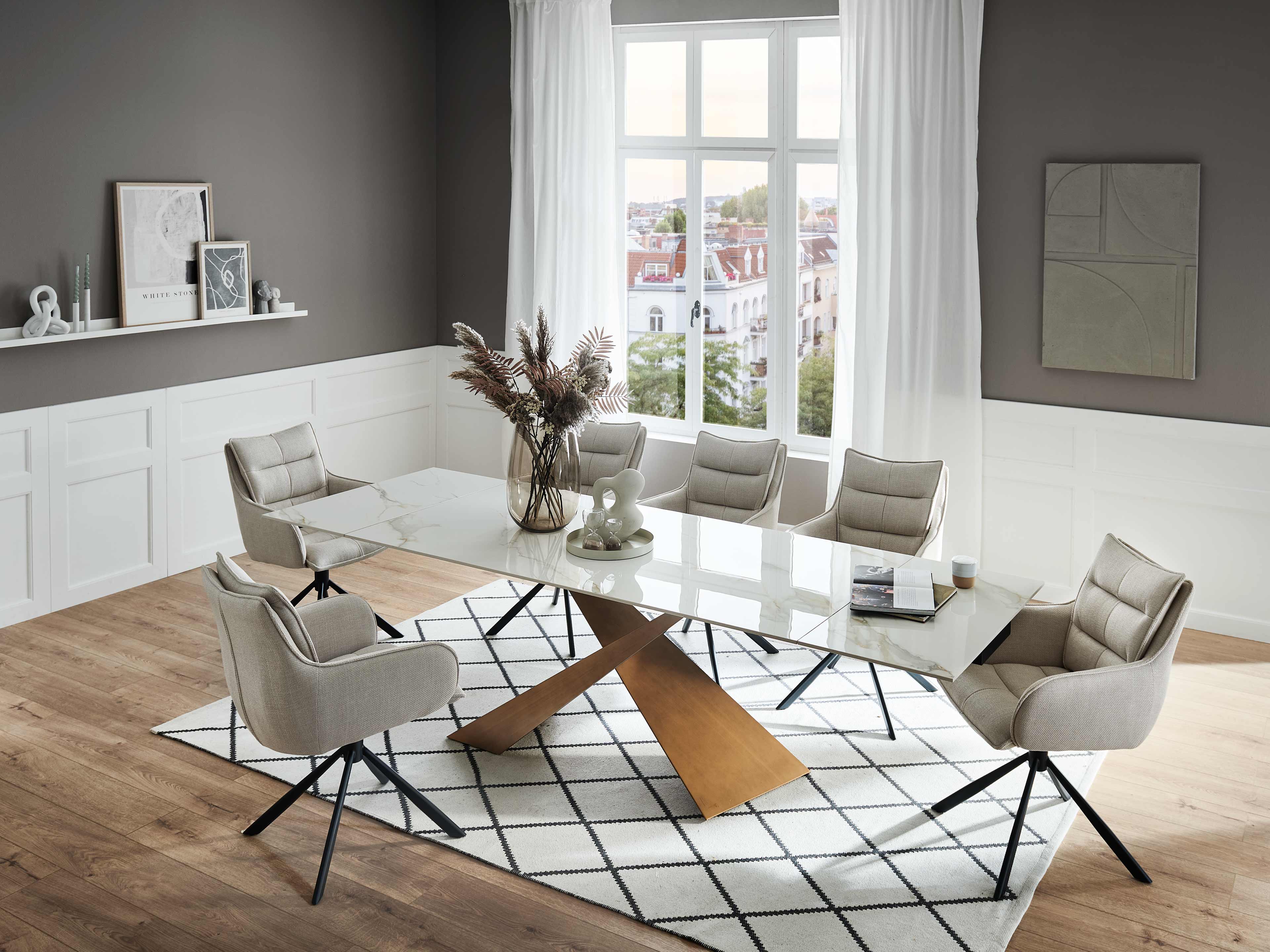 Esstisch mit rechteckiger Glasplatte und Kreuzgestell aus Metall in Holzoptik, sechs Polsterstühle.