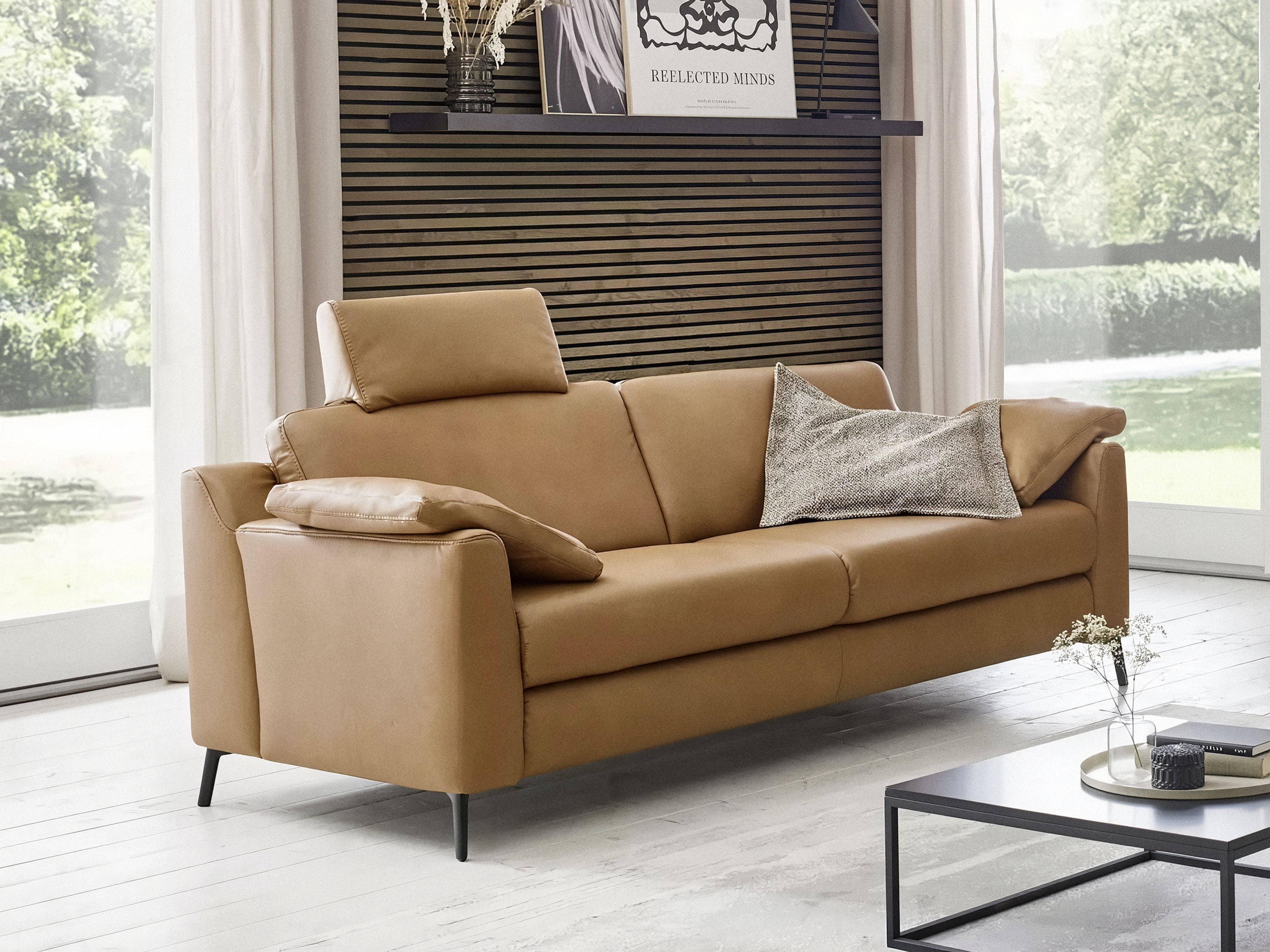 3-Sitzer Sofa Felino mit Lederbezug in Hellbraun, zwei Armlehnen, Metallfüßen und Kopfstütze