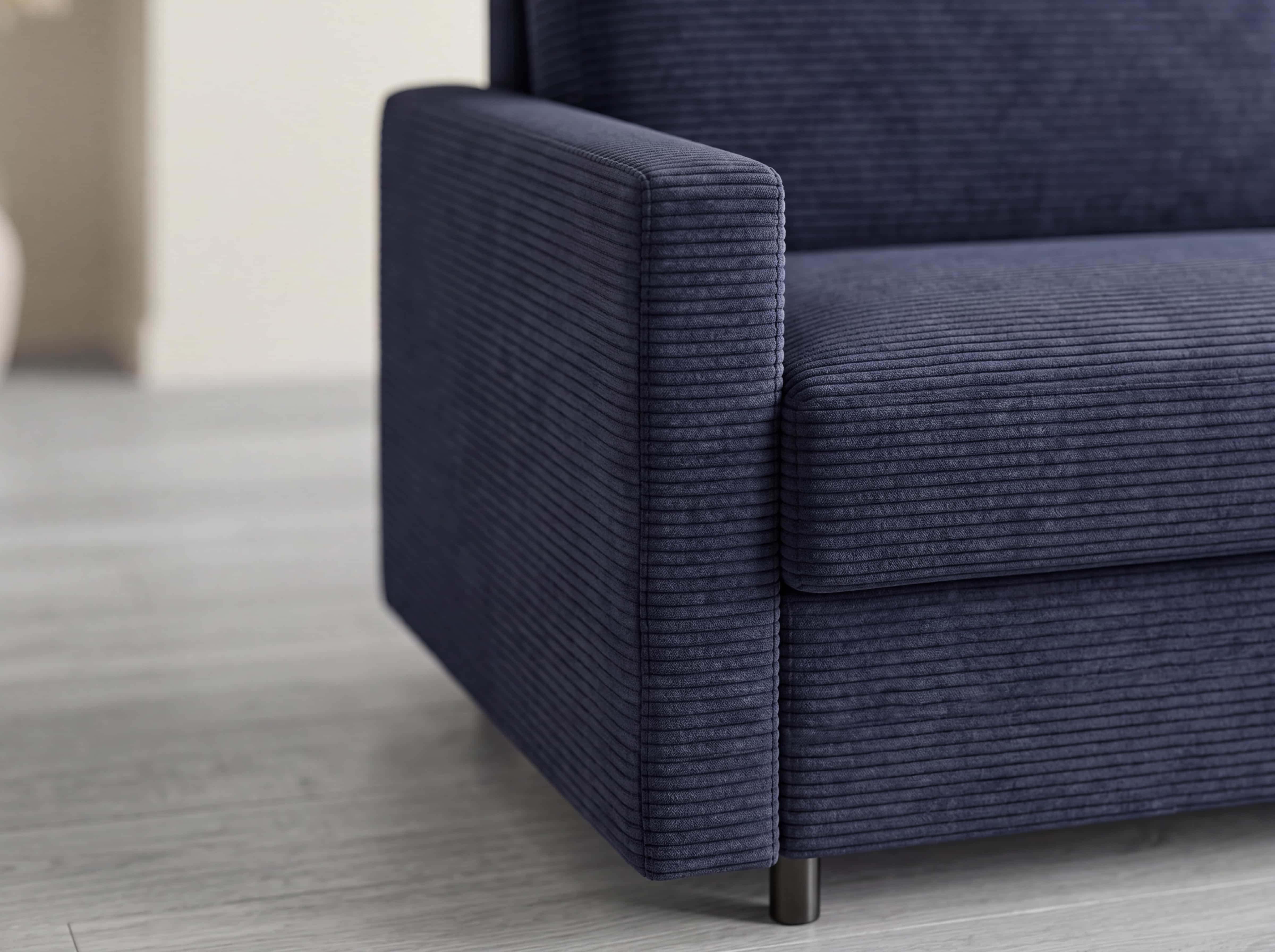 Ecksofa Kabs mit dunkelblauem Cordbezug, geraden Armlehnen und kurzen Metallfüßen