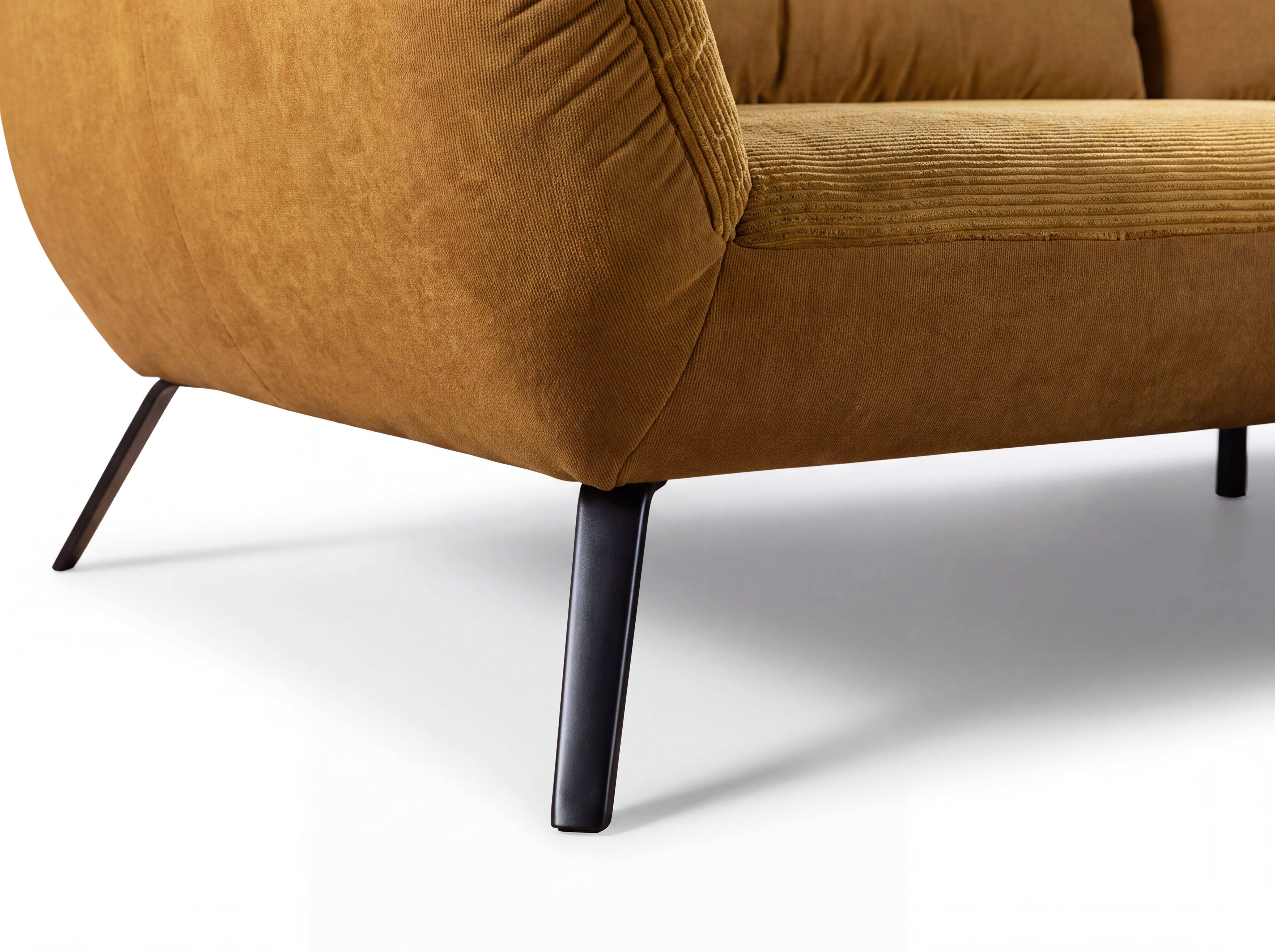 Ecksofa Paola – Detailansicht des braunen Cordbezugs mit schrägen schwarzen Metallfüßen