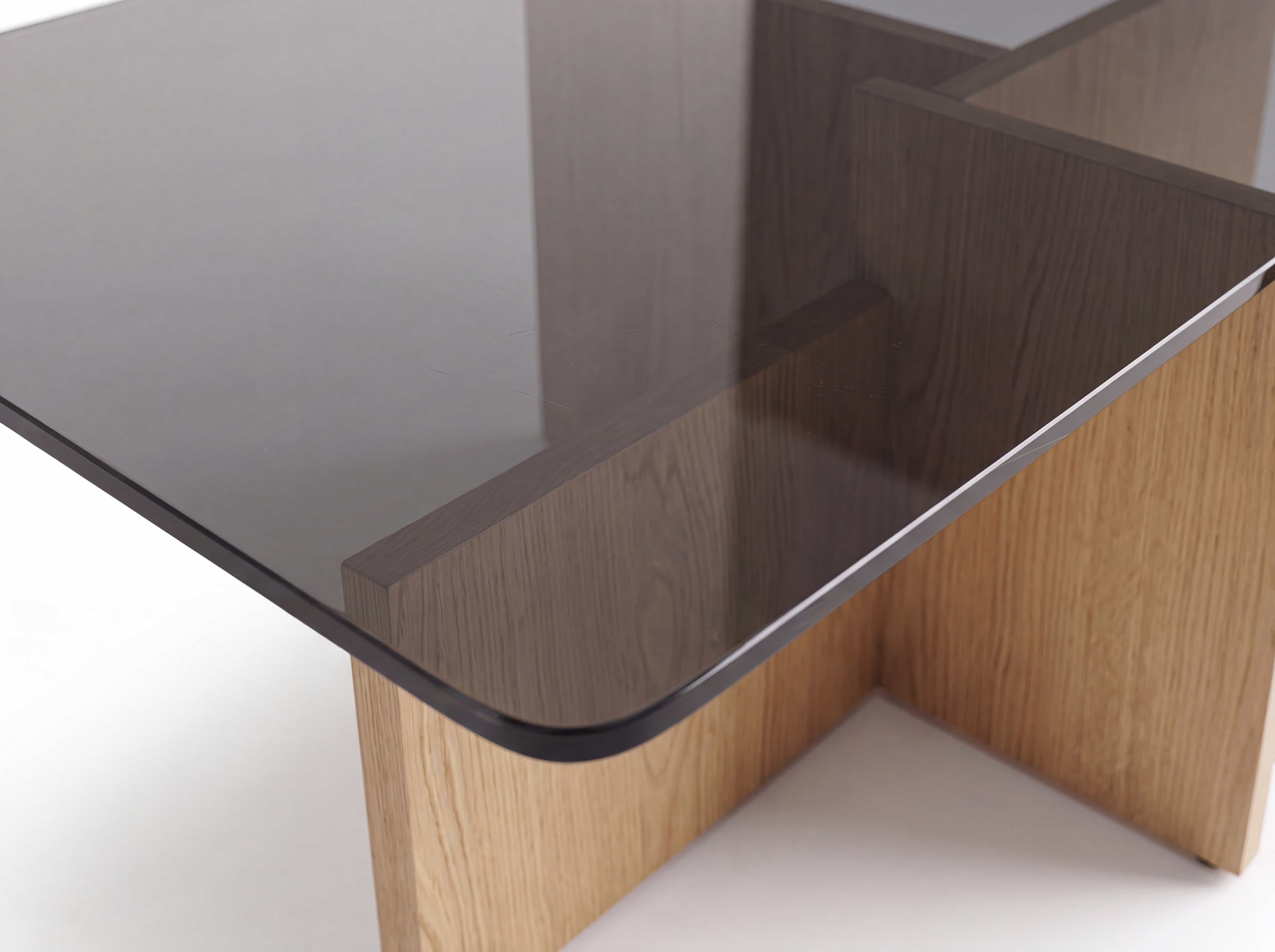 Couchtisch Vicia – Detailansicht mit dunkler Glasplatte und hellem Holzgestell