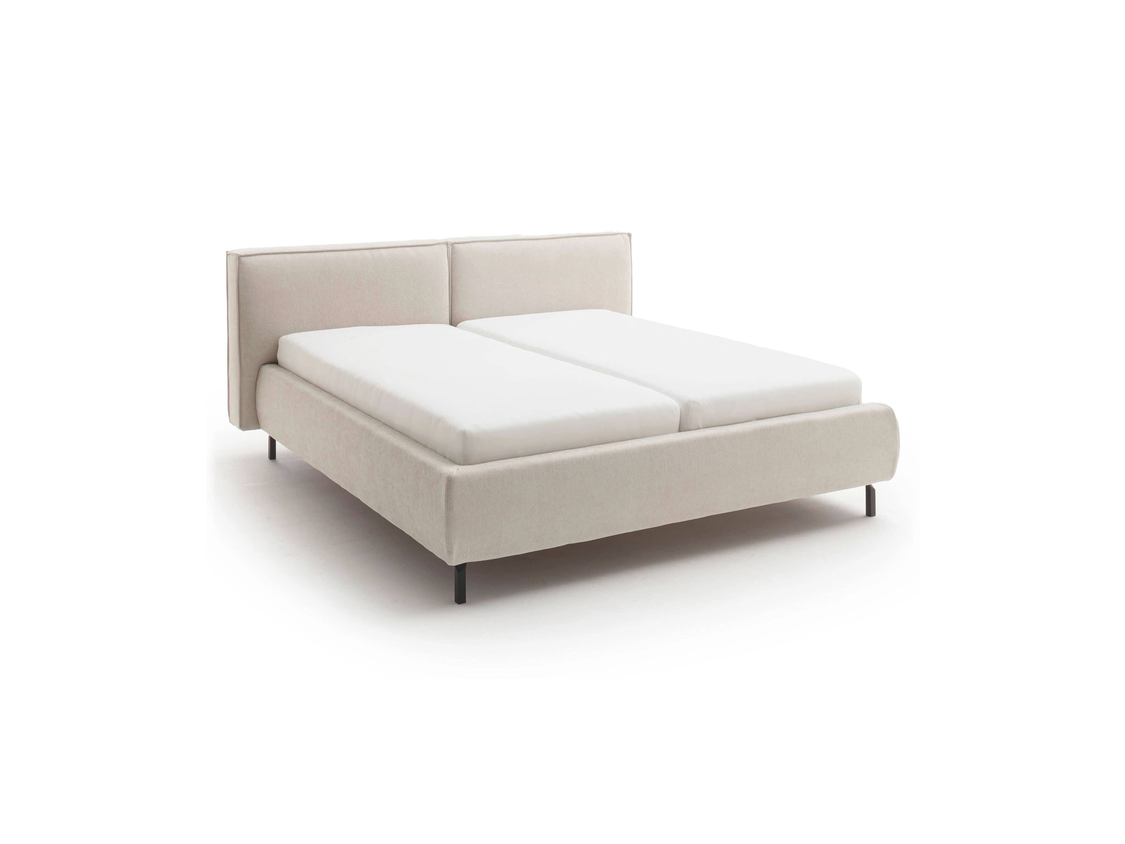 Polsterbett in Creme mit gepolstertem Kopfteil, geradlinigem Rahmen und schlanken Bettfüßen.
