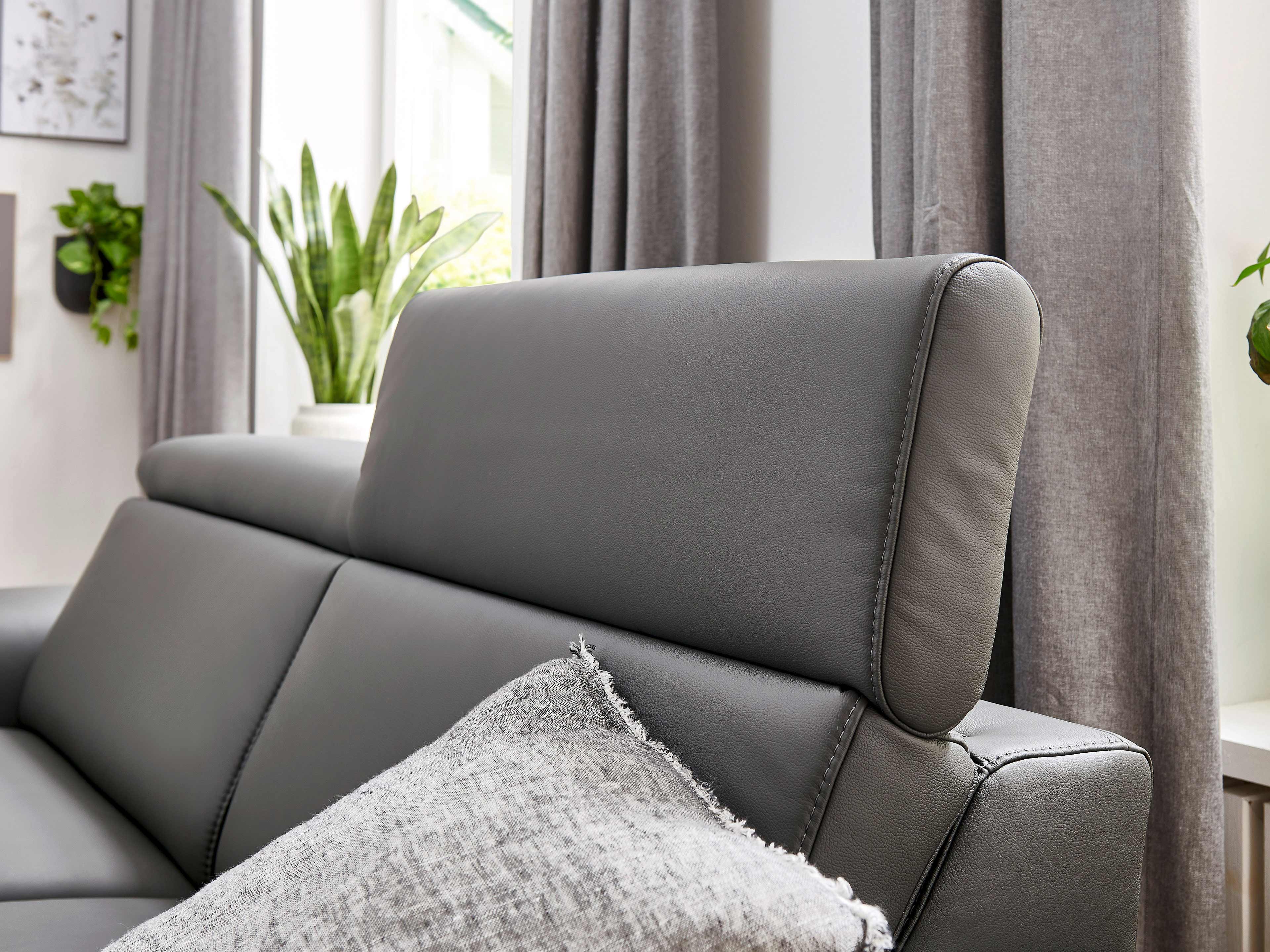 Ecksofa Kabs Polsterwelt mit grauem Lederbezug, verstellbarer Kopfstütze und sichtbaren Nähten