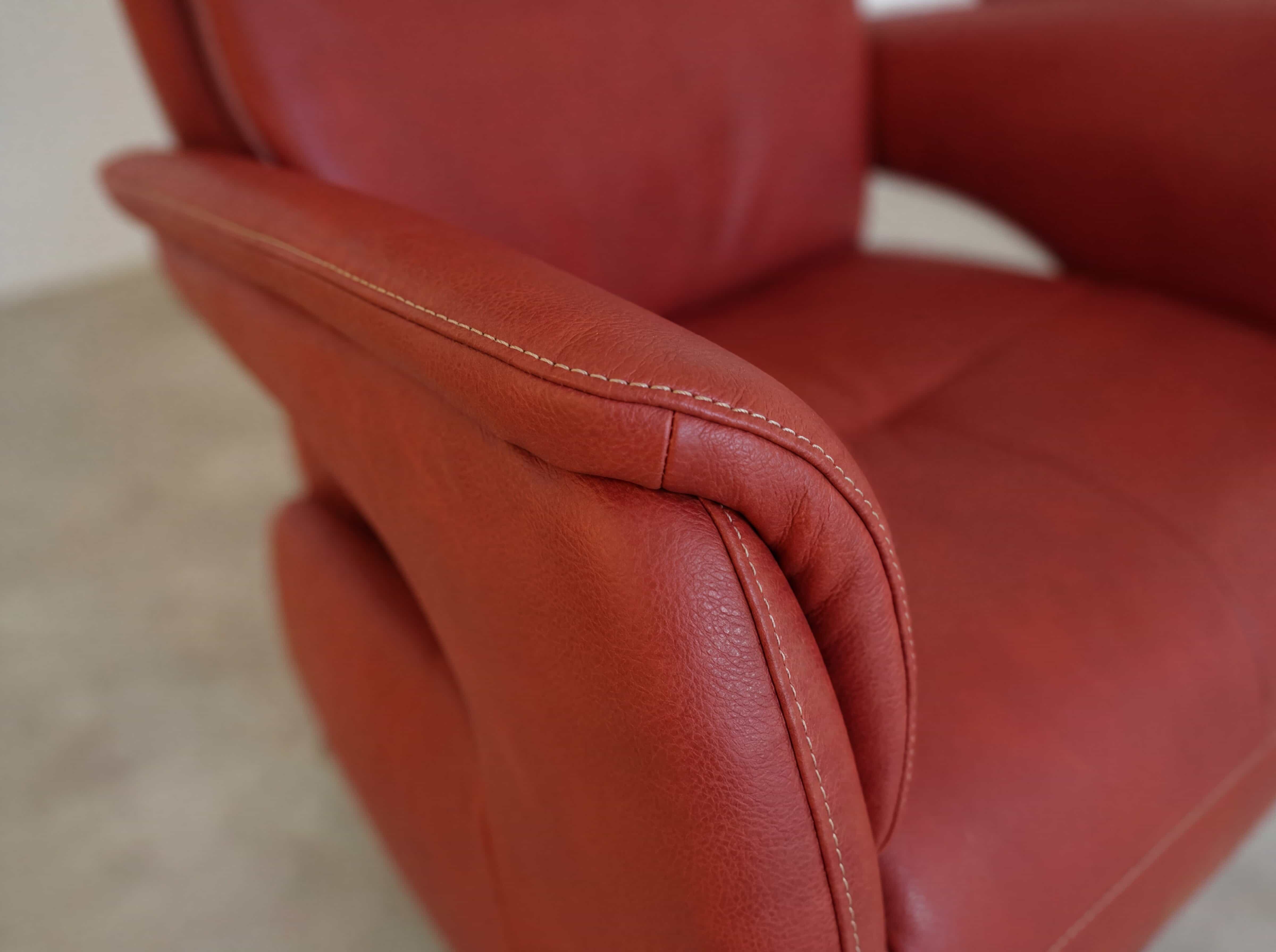 Sessel mit Armlehne aus glattem, rotbraunem Leder und heller Ziernaht, gepolsterte Ausführung