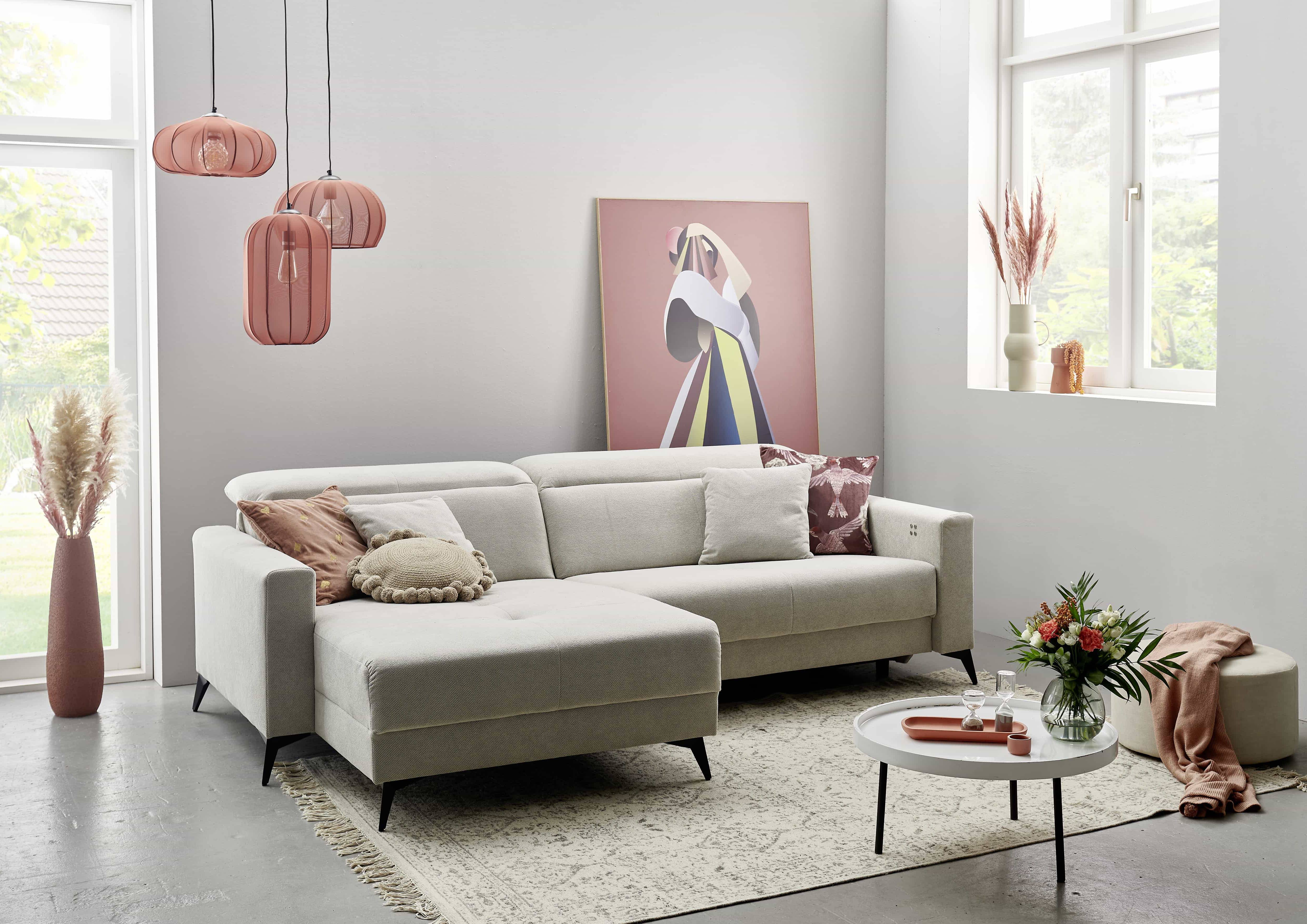 Ecksofa Kabs Polsterwelt mit hellem Stoffbezug, geradliniger Form, Armlehnen und schwarzen Füßen