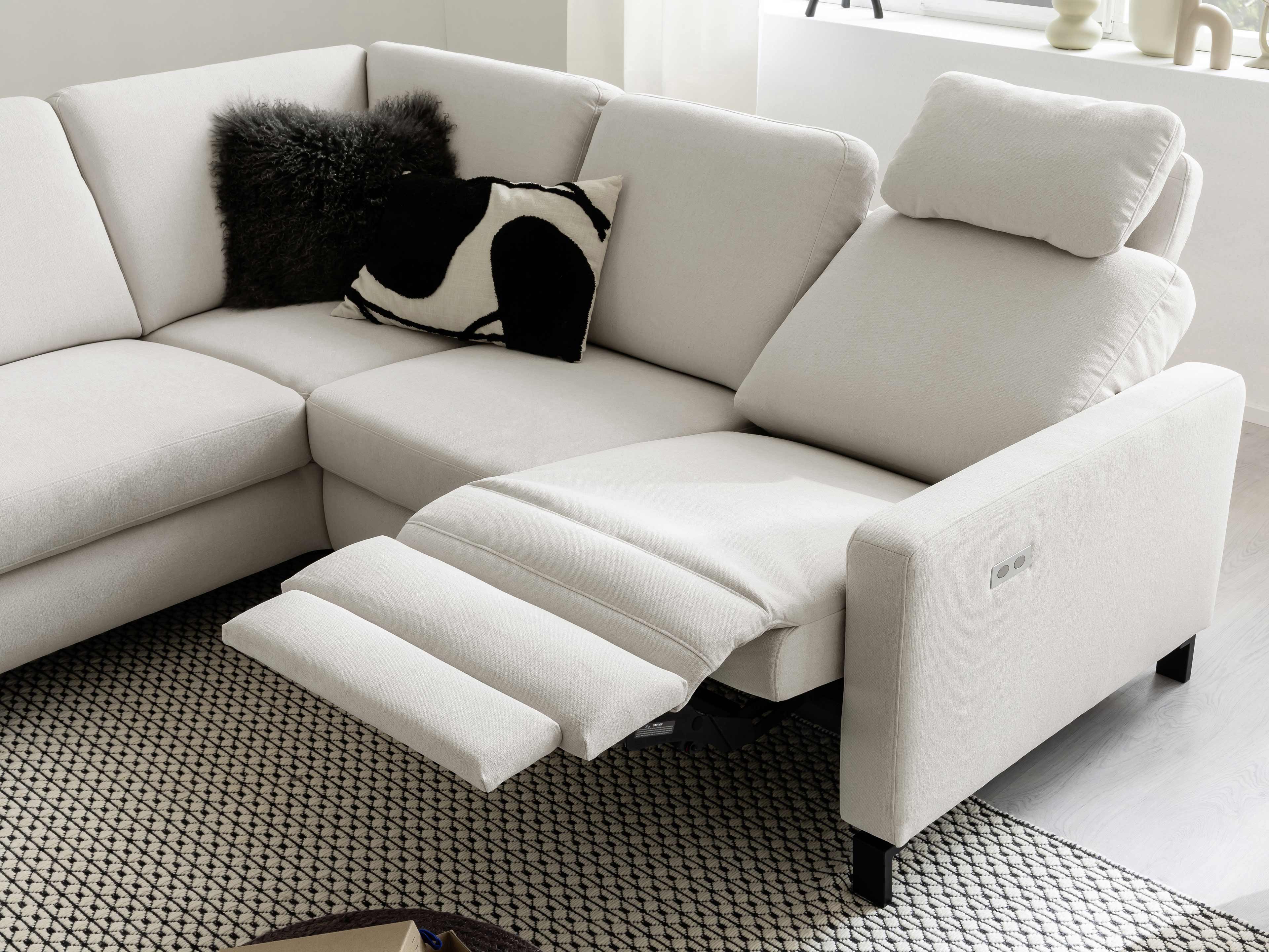 Ecksofa Livorno mit beigefarbenem Stoffbezug, elektrischer Relaxfunktion und gepolsterter Kopfstütze