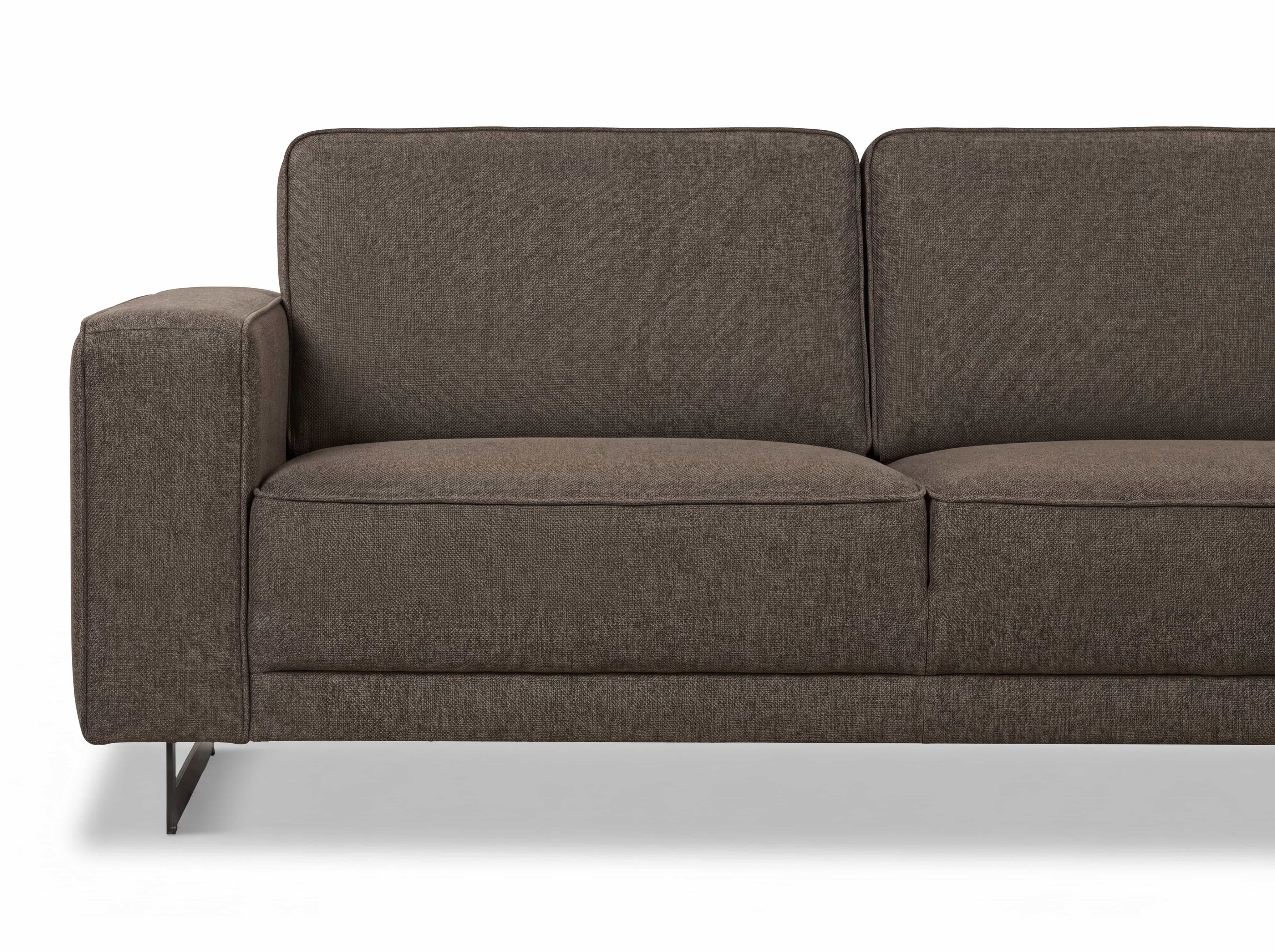 2-Sitzer Sofa mit braunem Stoffbezug, gepolsterte Sitz- und Rückenfläche, Metallfüße, Armlehne links