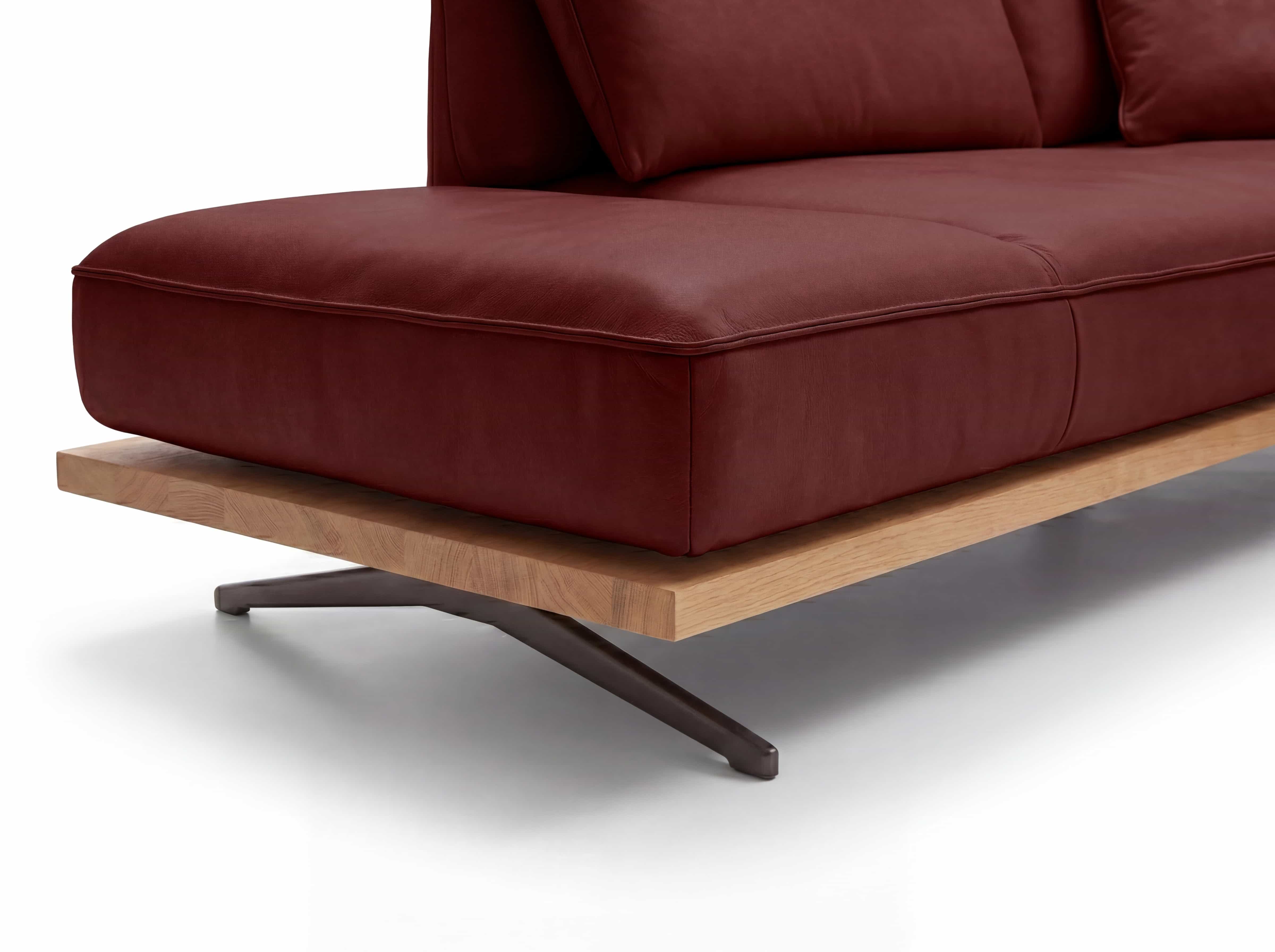 Ecksofa Liv mit bordeauxrotem Lederbezug, Holzsockel und Metallfuß, Sitzfläche gepolstert