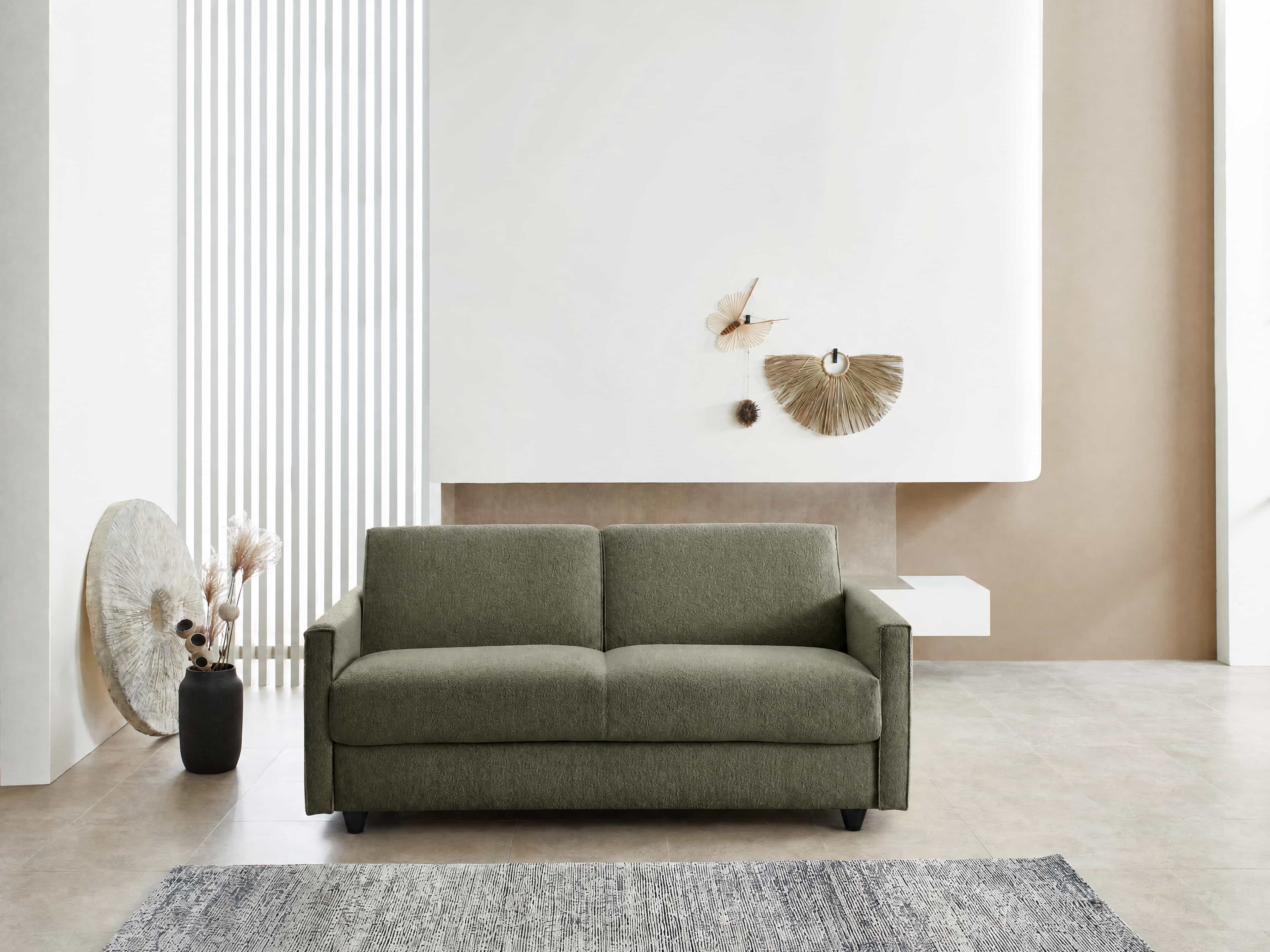 3-Sitzer Sofa Modell Kabs mit olivgrünem Stoffbezug, geraden Armlehnen und schwarzen Sofa-Füßen