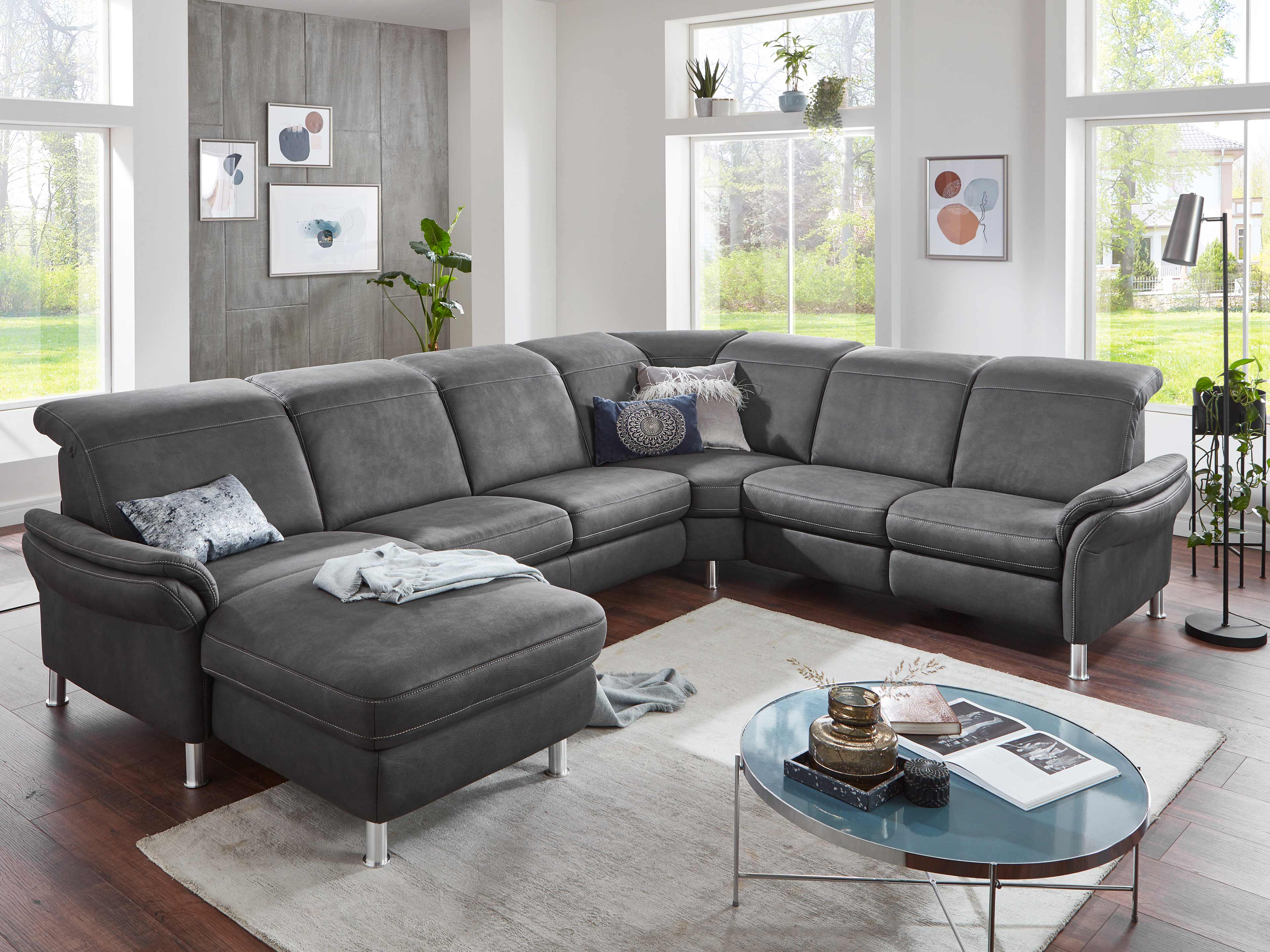 Ecksofa Kabs mit grauem Stoffbezug, gepolsterter Rückenlehne, Armlehnen und Metallfüßen
