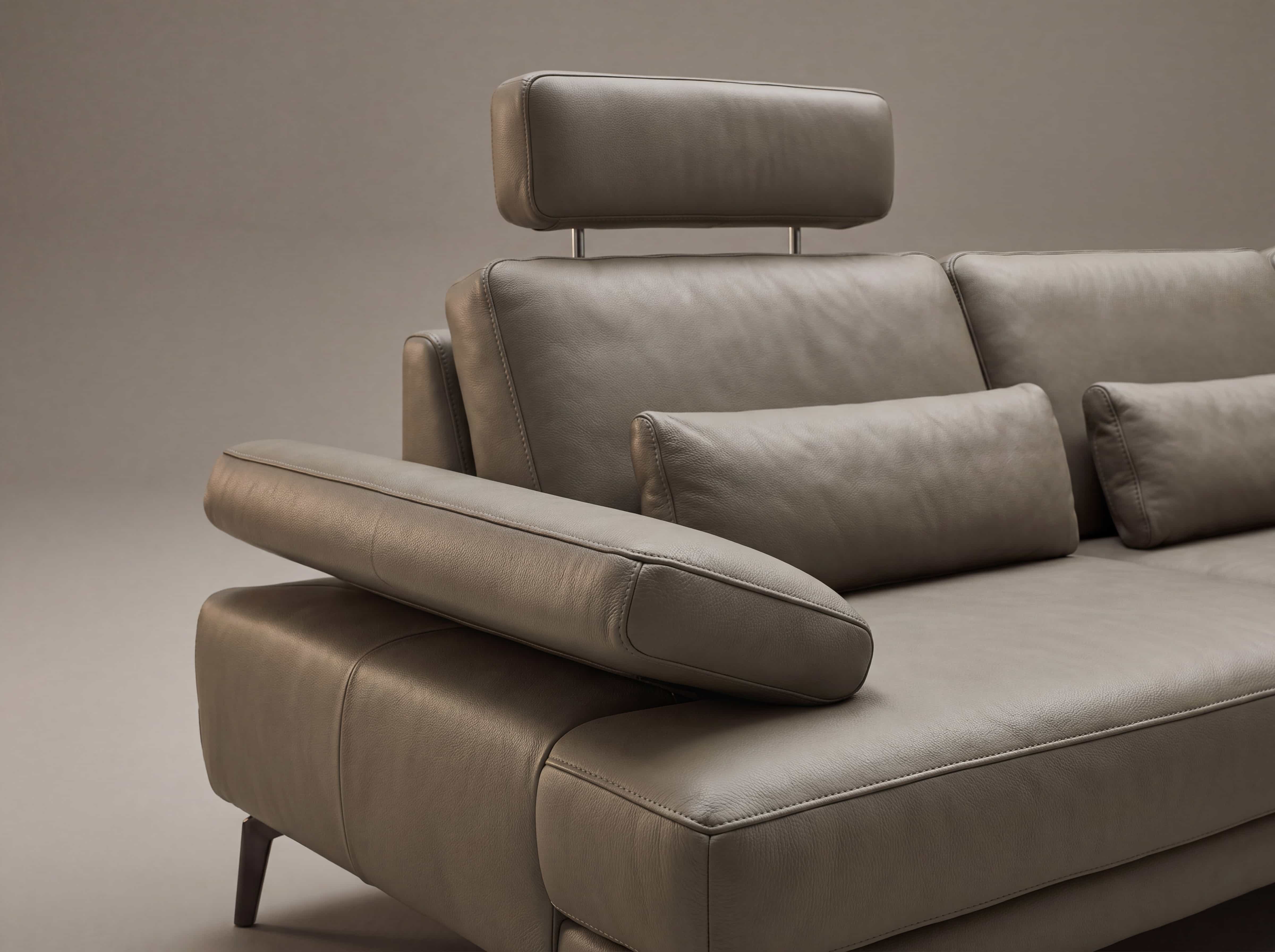 Ledersofa Kabs Polsterwelt mit verstellbarer Armlehne, Kopfstütze und Polster in Taupe
