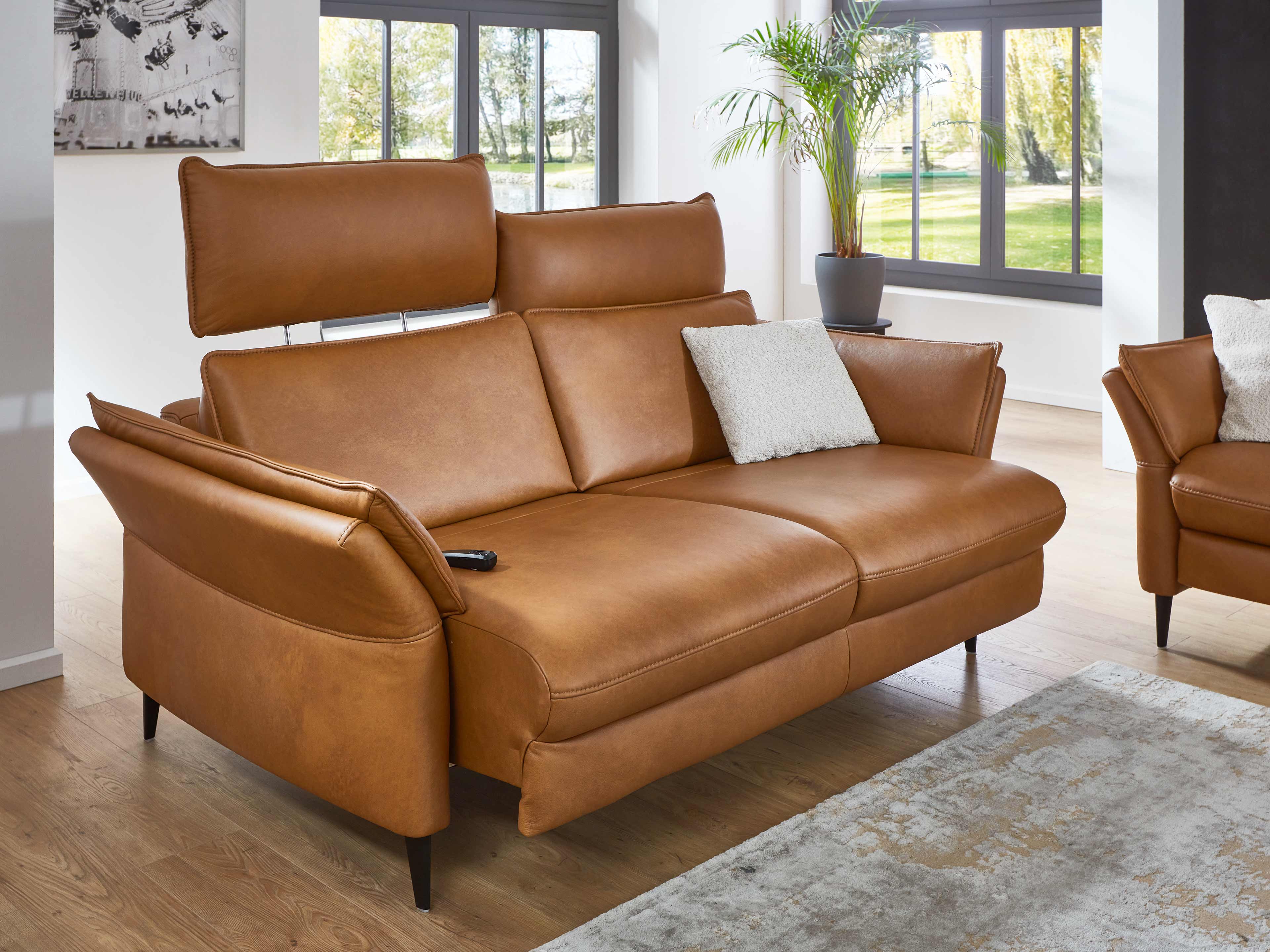 Zweisitzer-Sofa Fenja aus cognacfarbenem Leder mit verstellbaren Kopfstützen und schwarzen Füßen