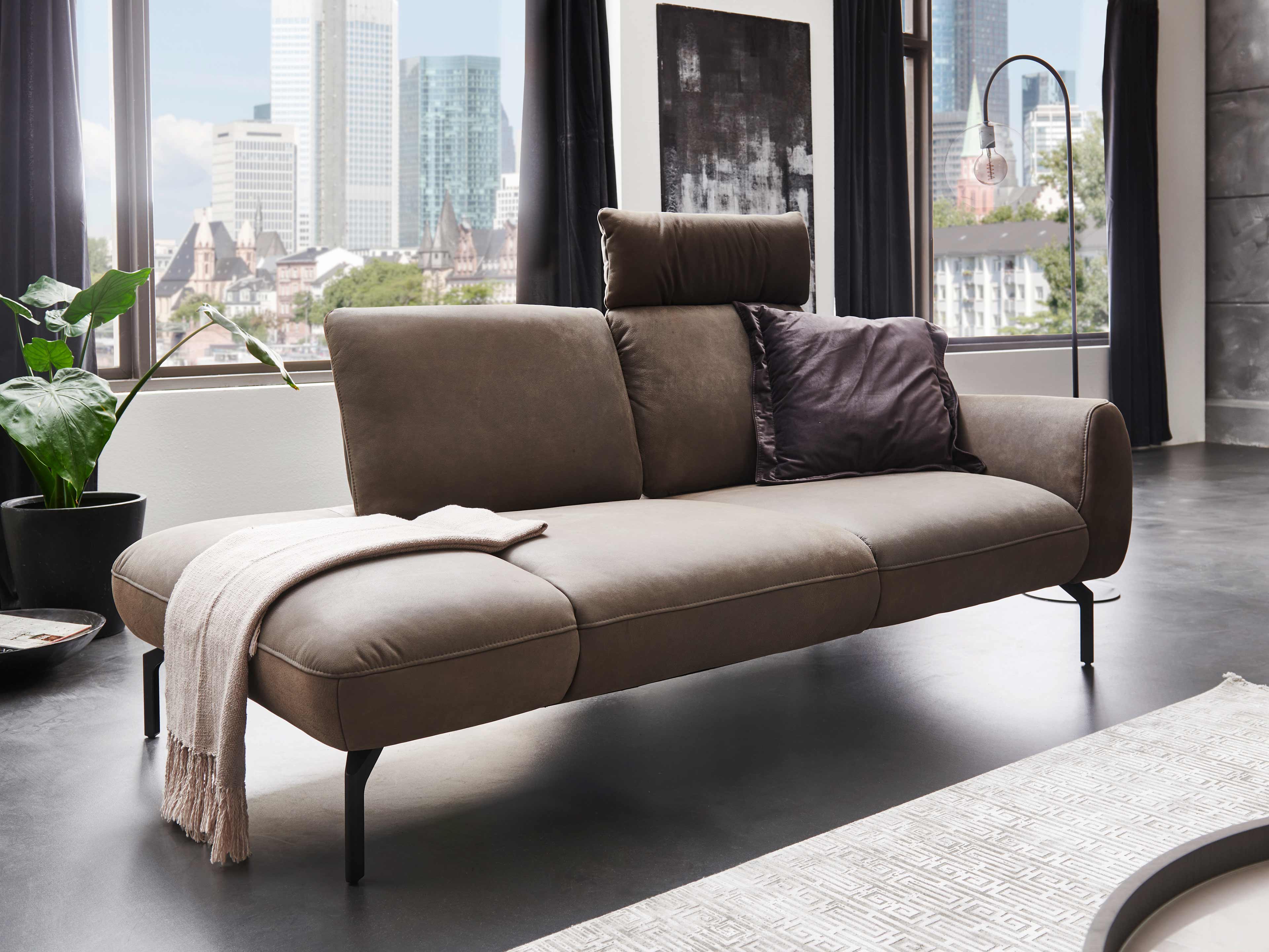 3-Sitzer-Sofa mit braunem Stoffbezug, Rückenlehne, Kopfstütze, Armlehne und schwarzen Metallfüßen