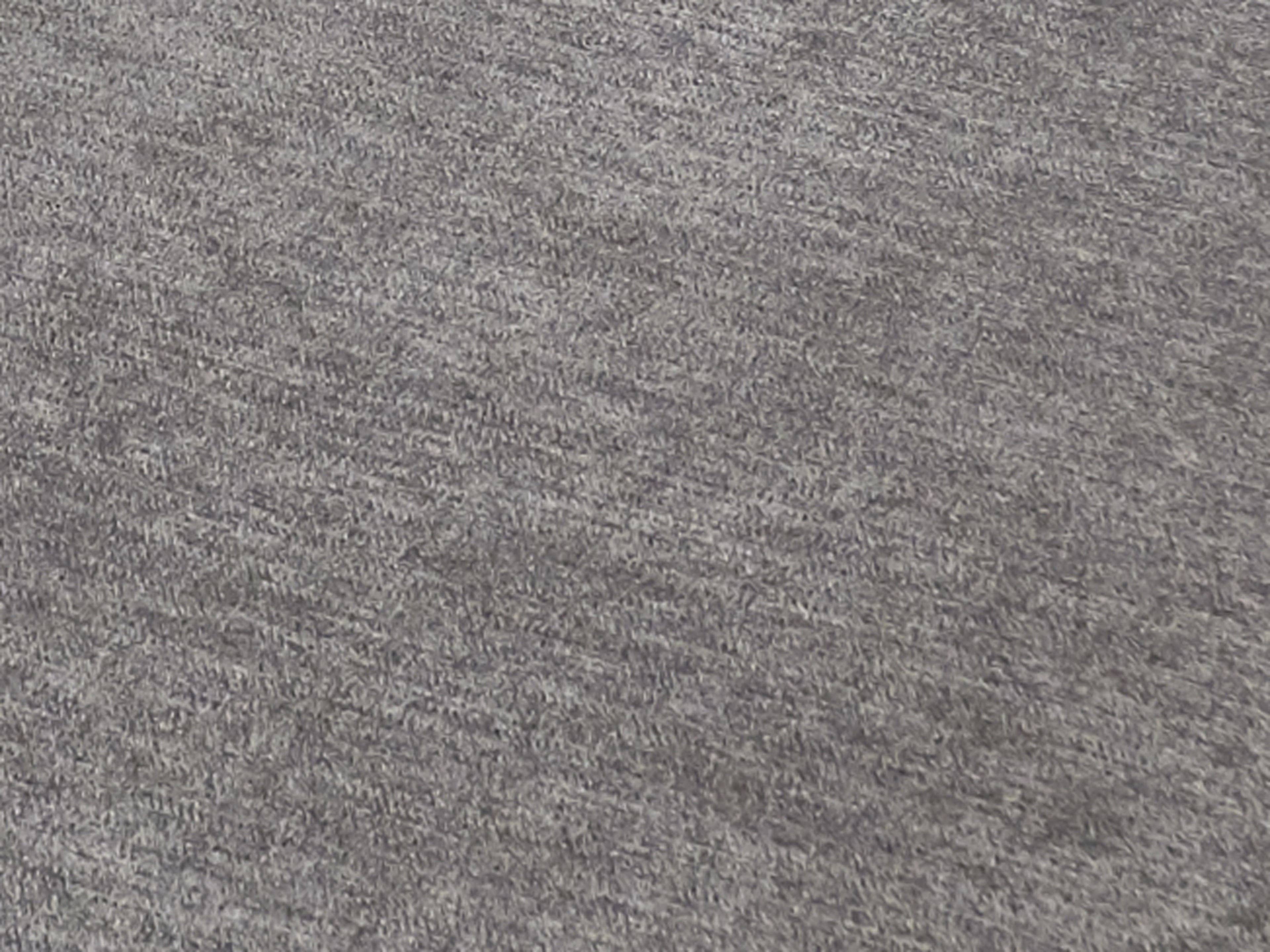 Grauer Stoffbezug mit feiner Struktur, Nahaufnahme der textilen Oberfläche des Sofas