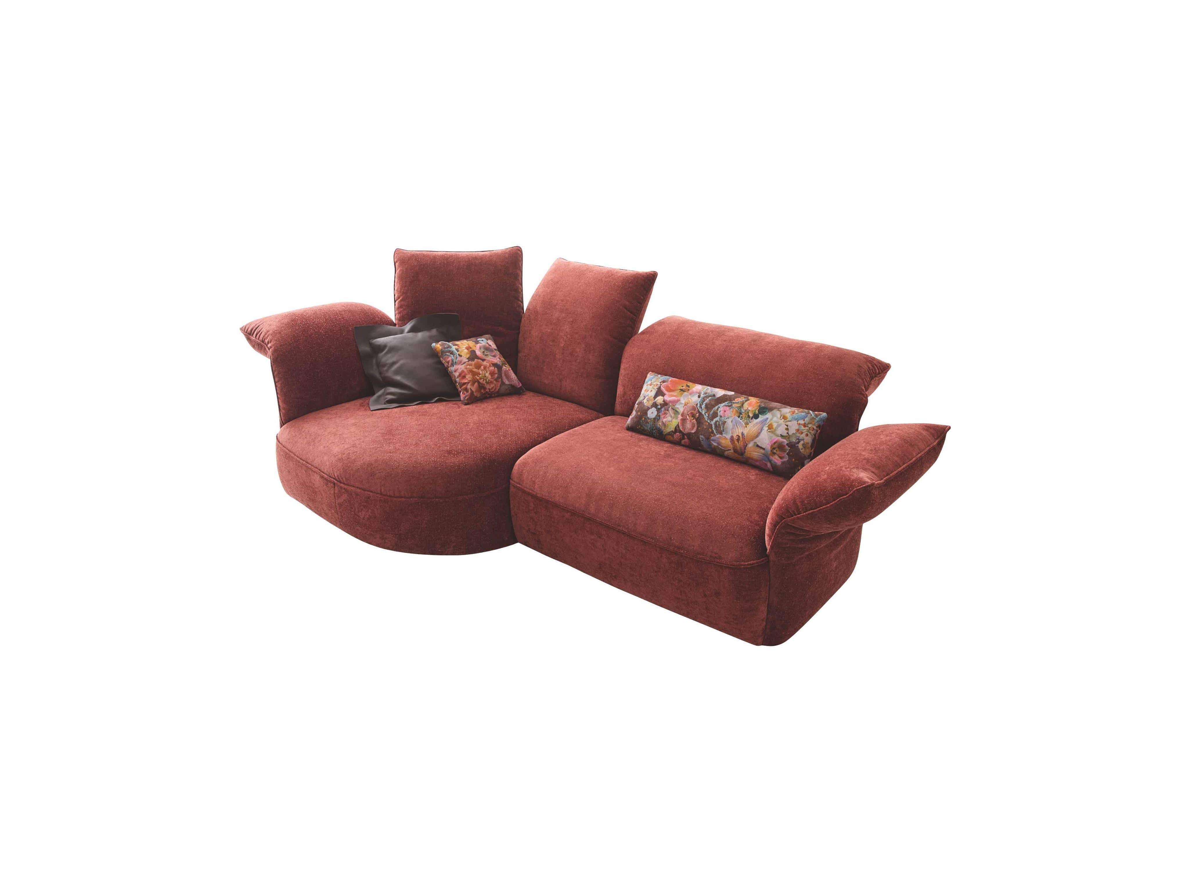 Ecksofa Livorno aus rotbraunem Stoff mit breiten Armlehnen, gepolsterter Rückenlehne und Zierkissen