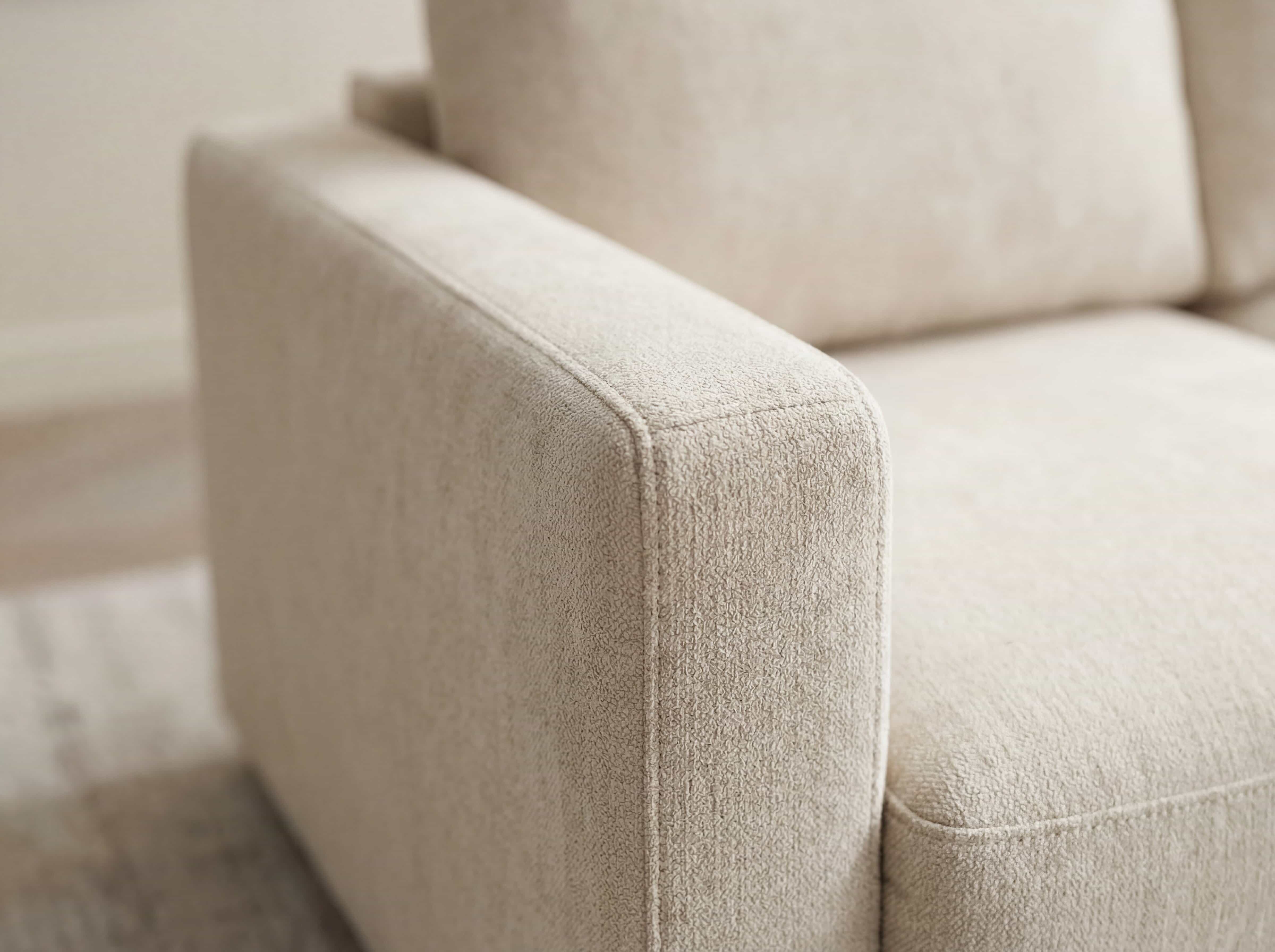Sofa Kabs Polsterwelt mit breiter Armlehne, beige Stoffbezug, geradlinige Polsterung