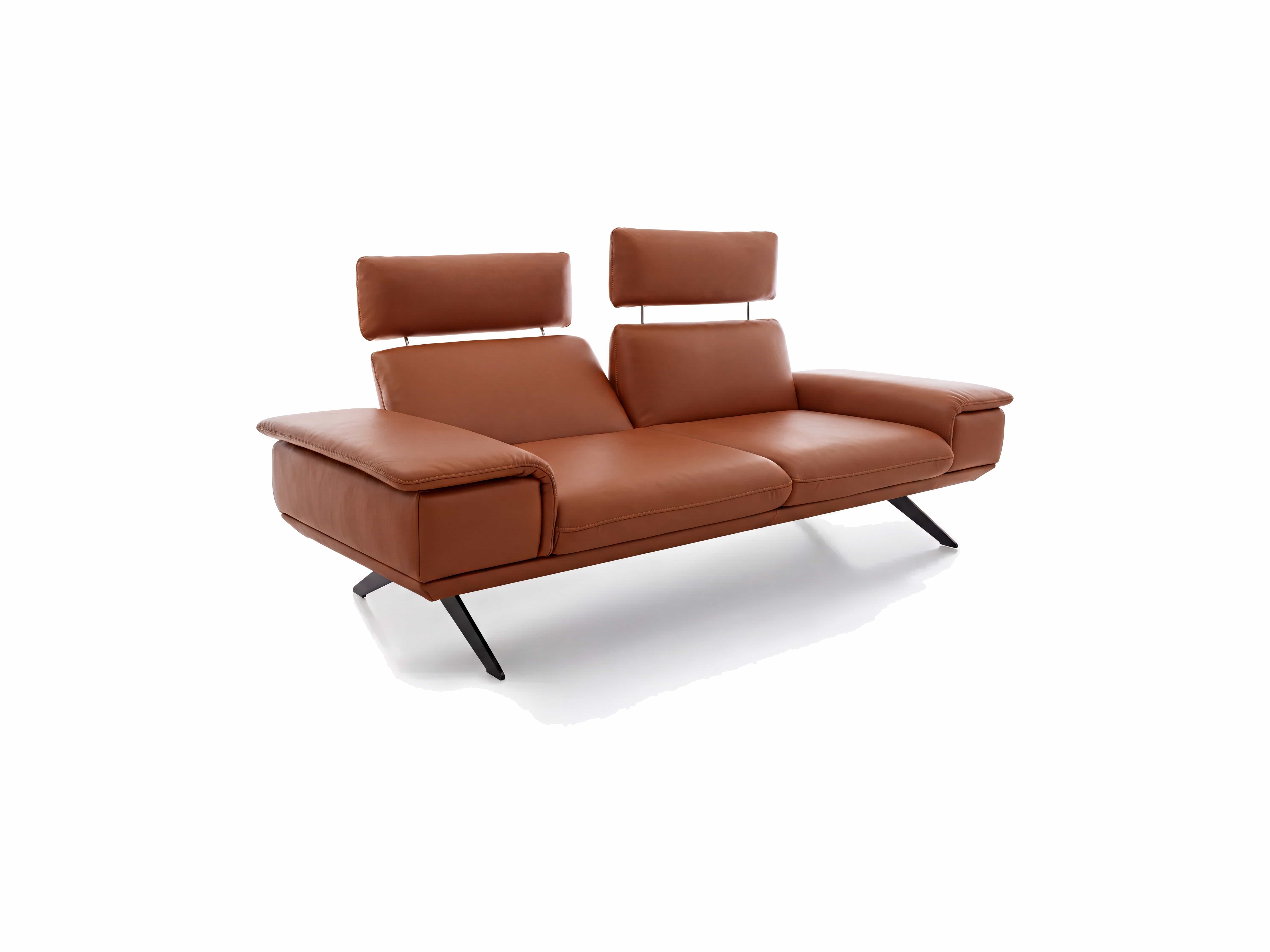 2-Sitzer Ledersofa mit verstellbaren Kopfteilen, breiten Armlehnen und schwarzen Metallfüßen in Braun