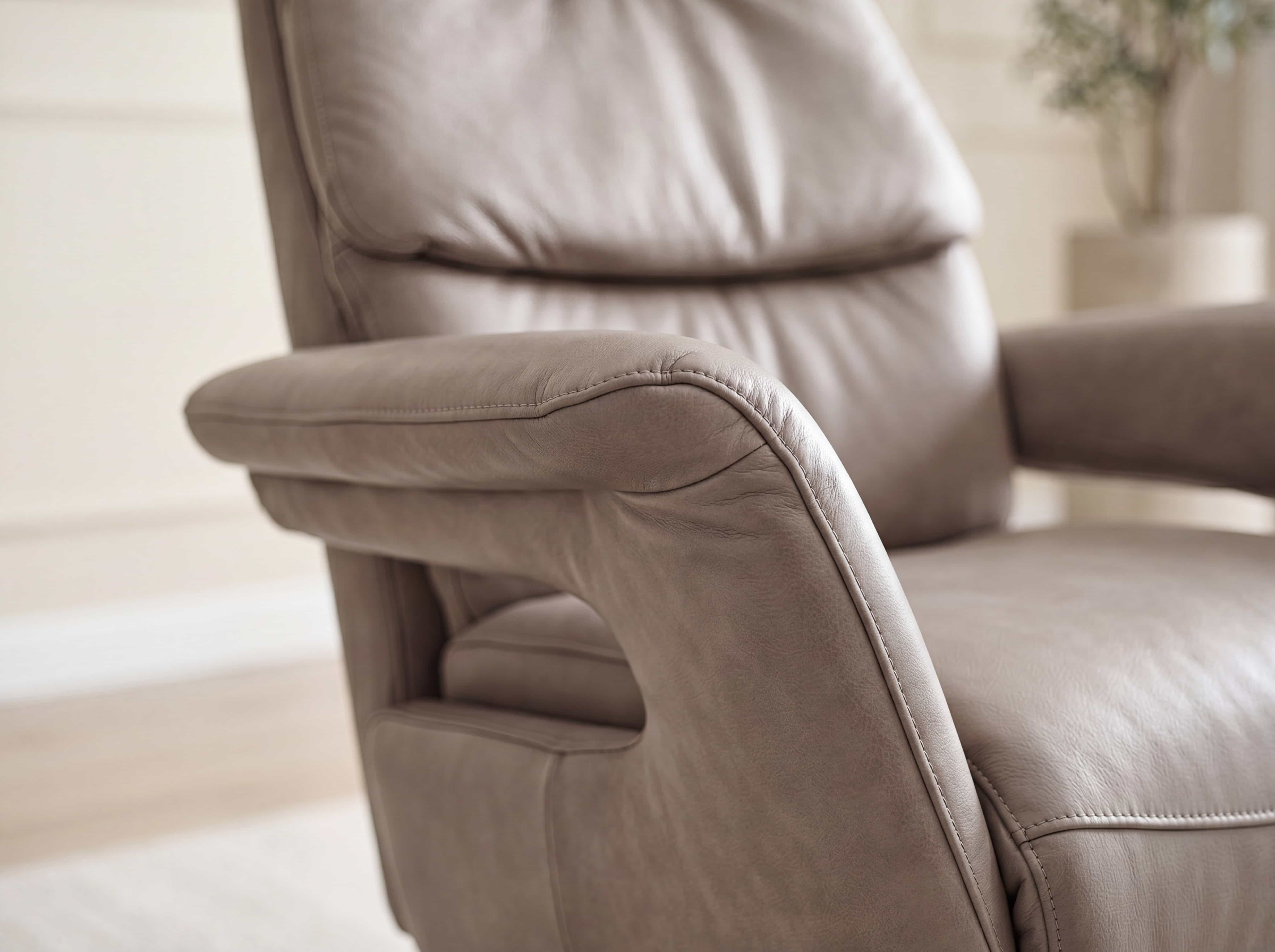 Sessel mit gepolsterten Armlehnen und Rückenlehne aus beige-braunem Leder im Detailansicht