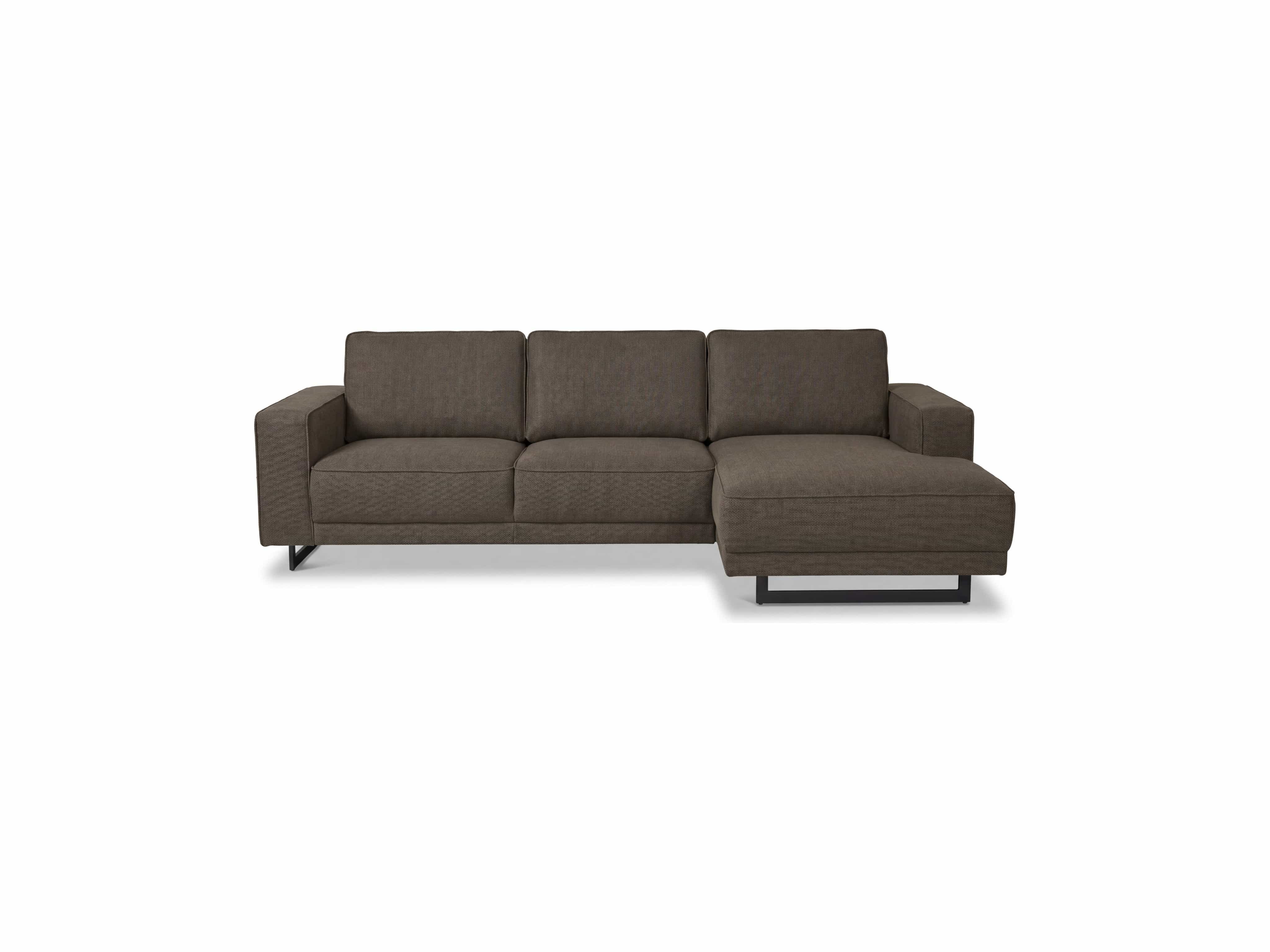 Ecksofa Sergio mit dunkelbraunem Stoffbezug, breiten Armlehnen und schwarzem Metallfußgestell