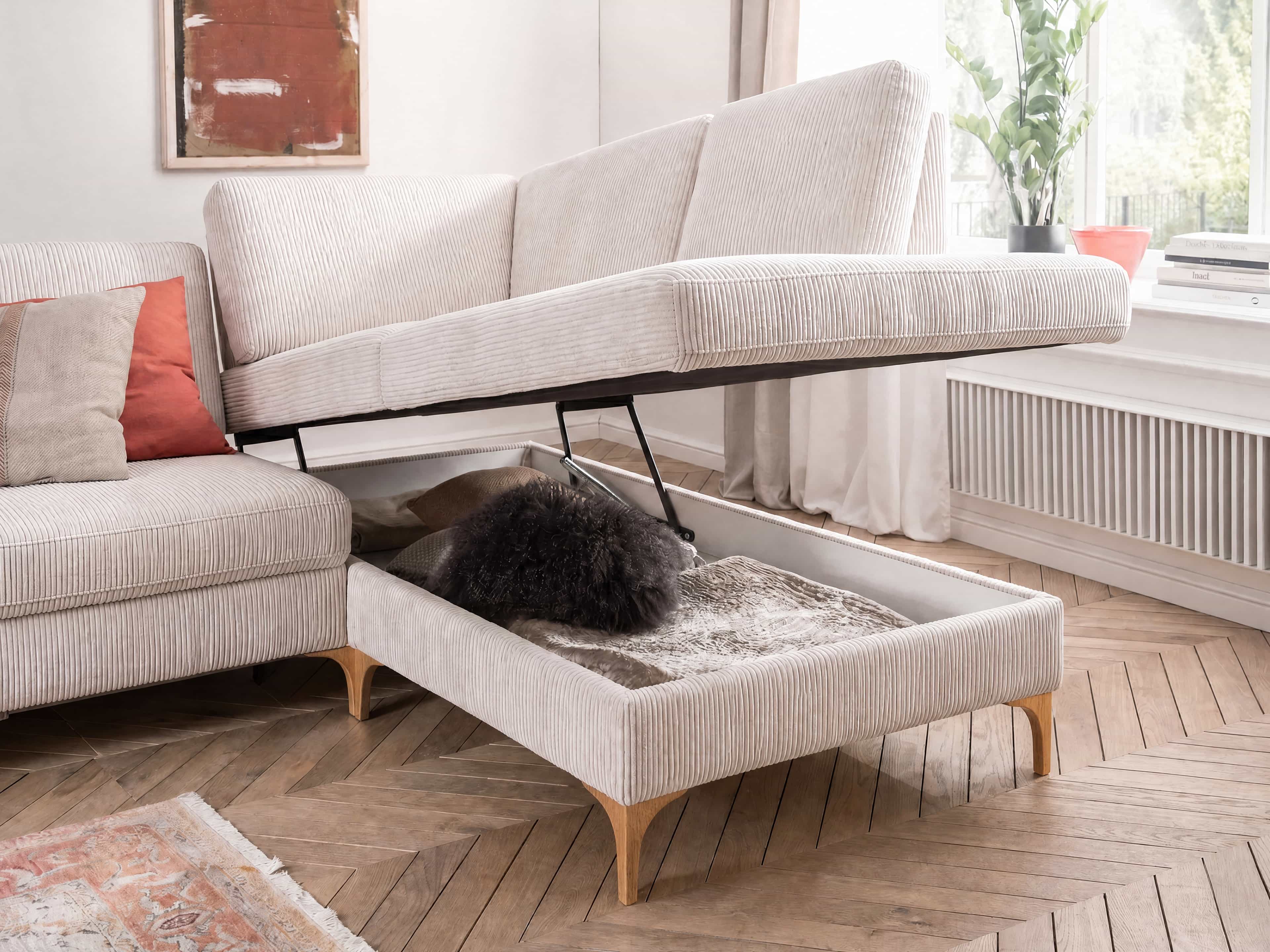 Ecksofa mit beige gestreiftem Cordbezug, sichtbaren Holzfüßen und aufgeklapptem Stauraum-Unterteil