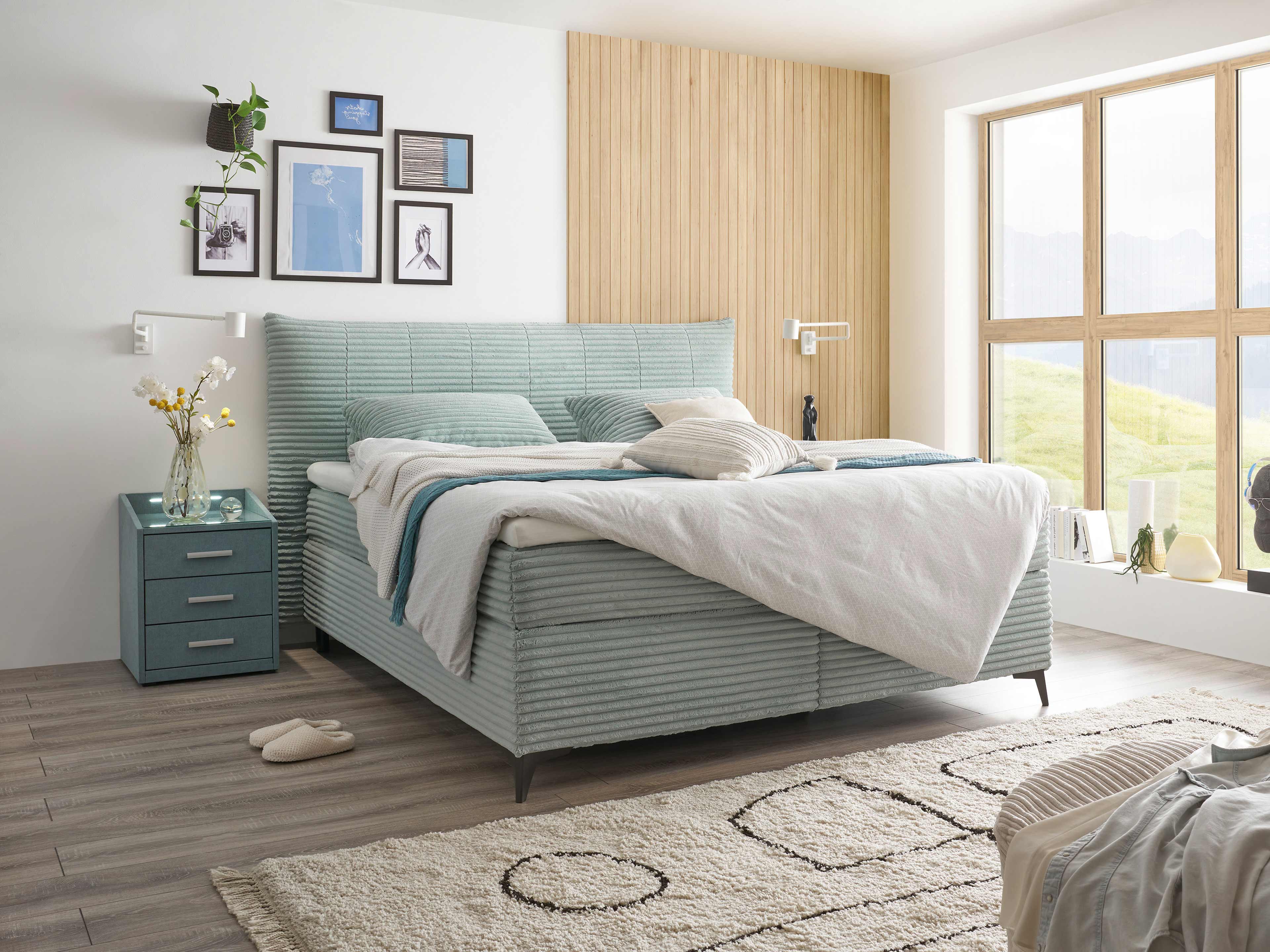 Boxspringbett Kabs Grace aus hellgrünem Stoff mit gestepptem Kopfteil und abgerundeten Kanten