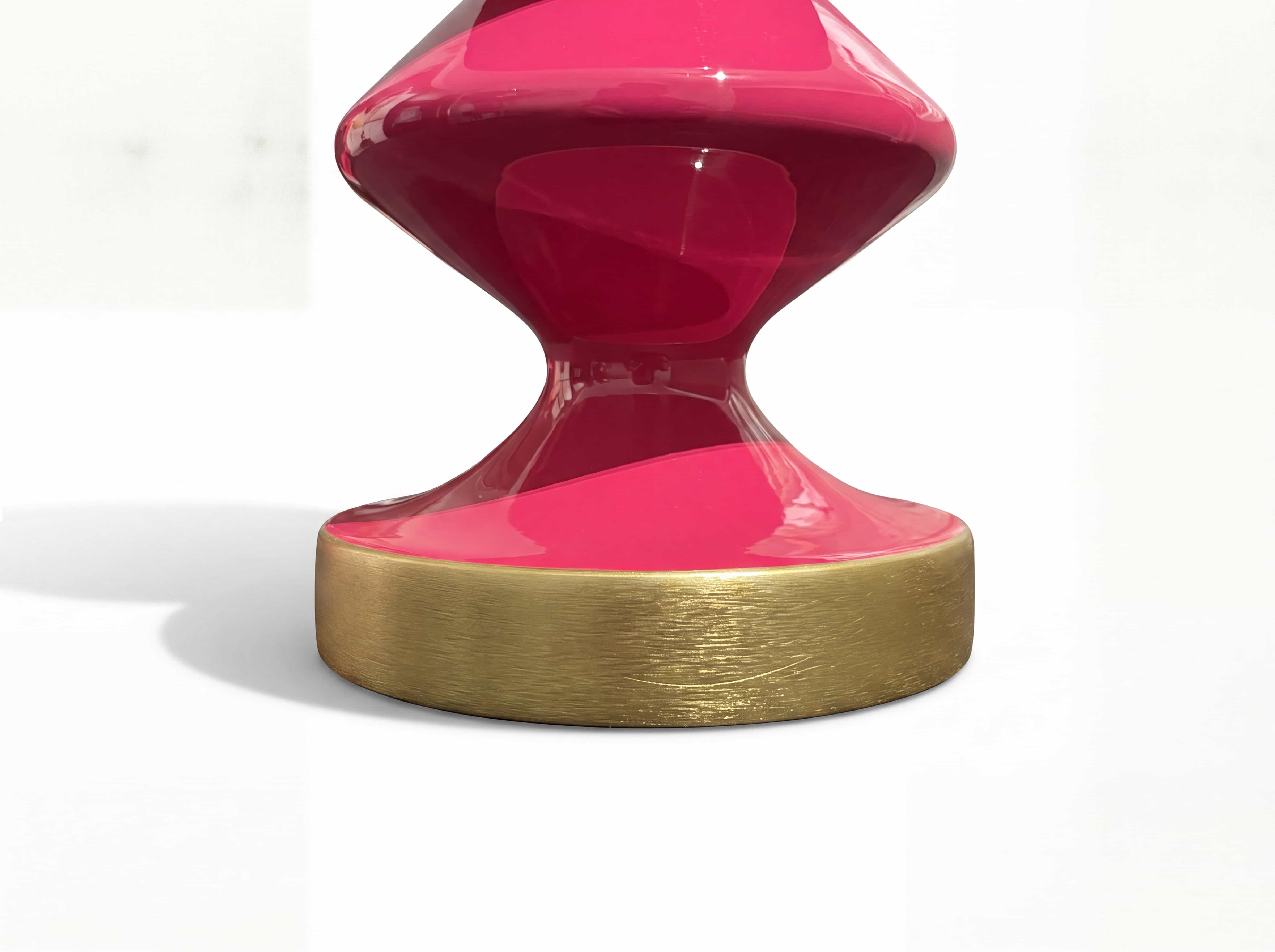 Tischlampe mit glänzendem pinkem Sockel und rundem goldfarbenem Fuß, organische Form