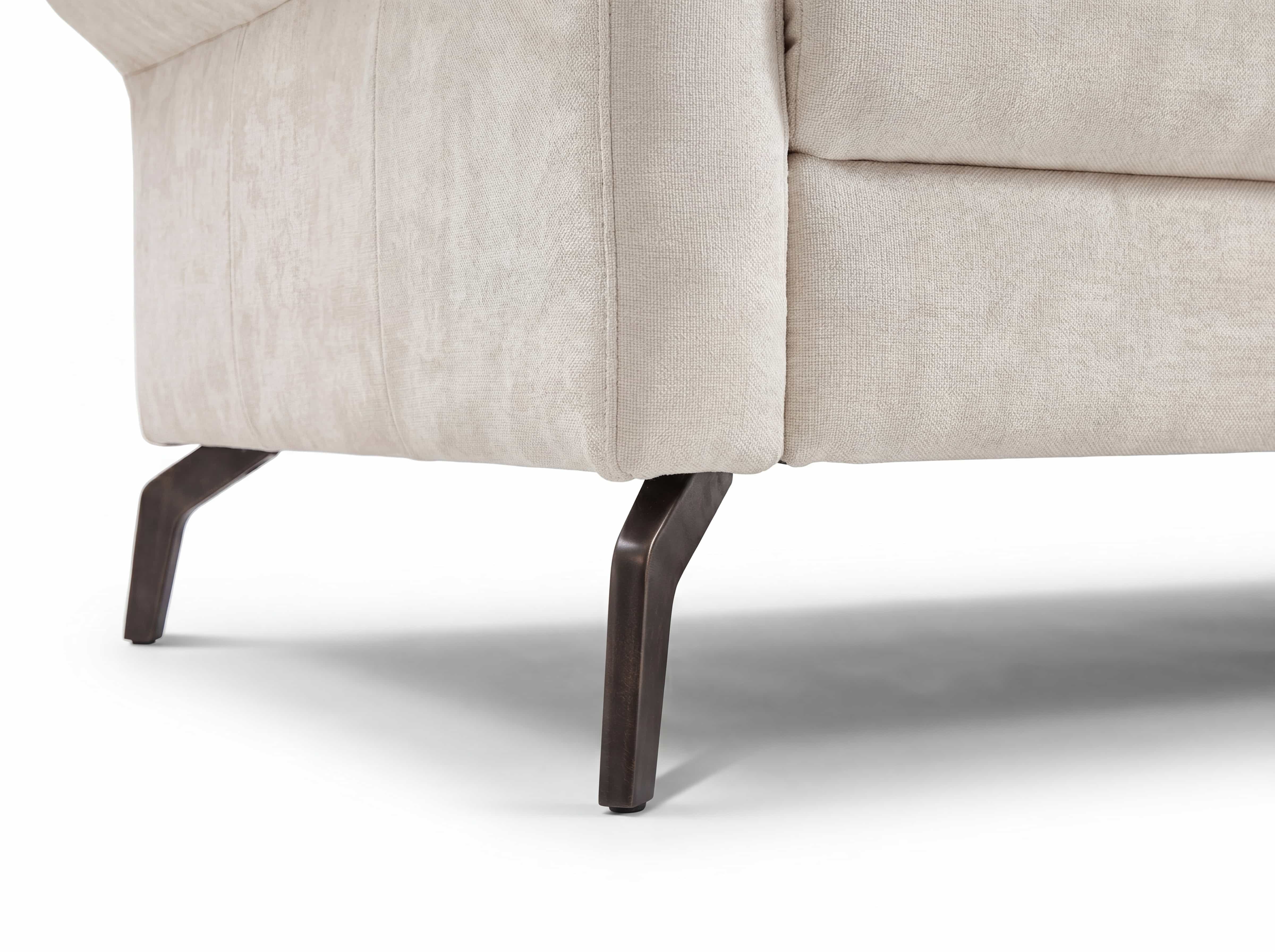 Sofa Kabs Polsterwelt aus beigefarbenem Stoffbezug mit dunklen Metallfüßen in Detailansicht
