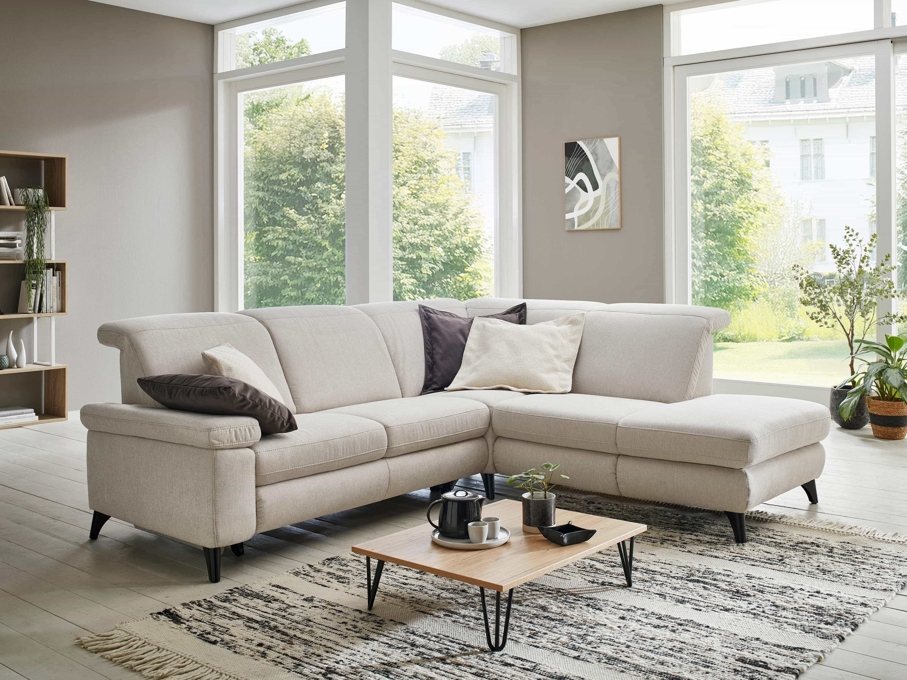 Ecksofa Parula B – beiger Bezug in L-Form mit schwarzen Füßen und breiten Armlehnen
