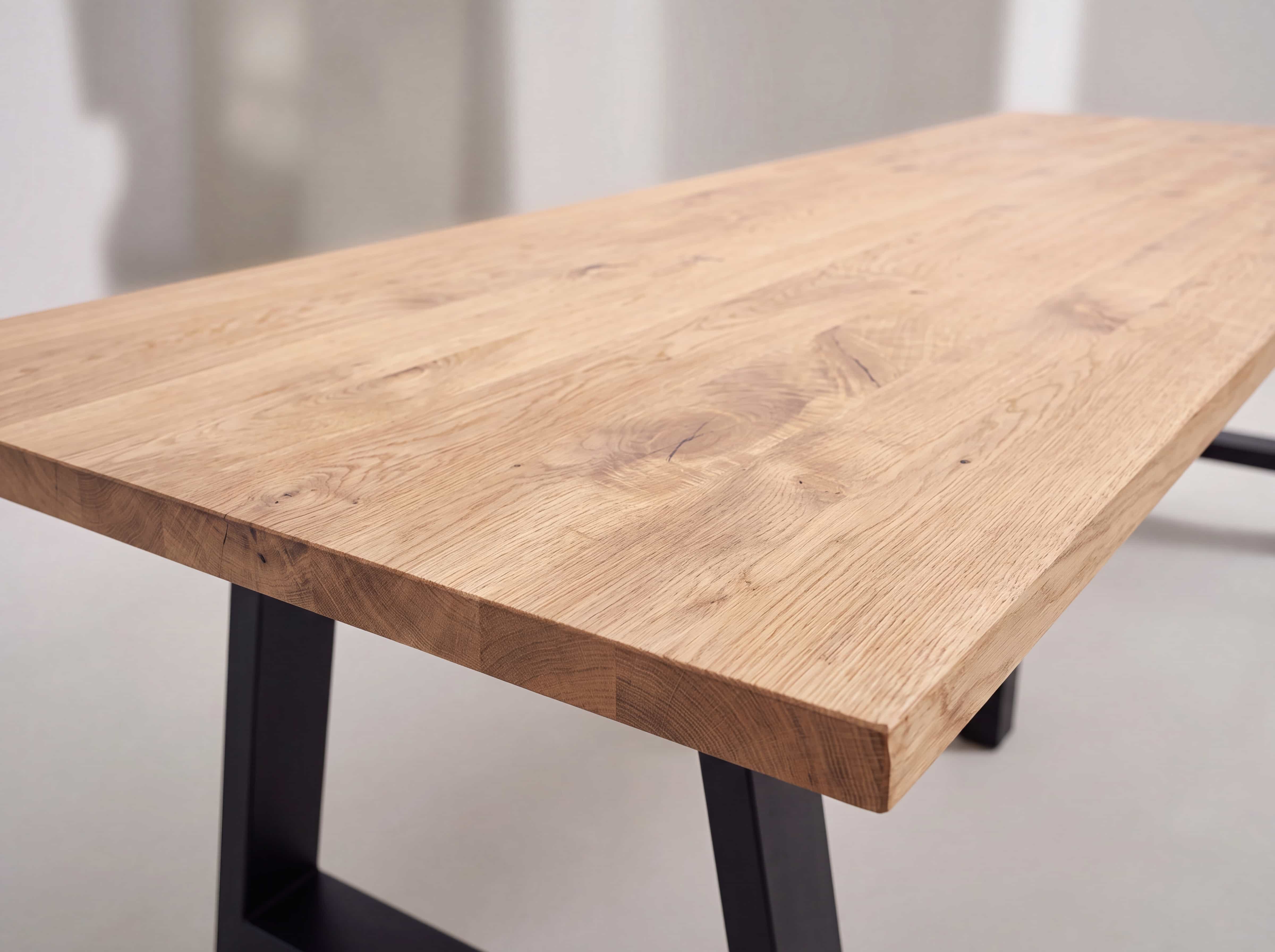 Esstisch Solaris – Tischplatte aus hellem Holz mit natürlicher Maserung und schwarzem Metallgestell