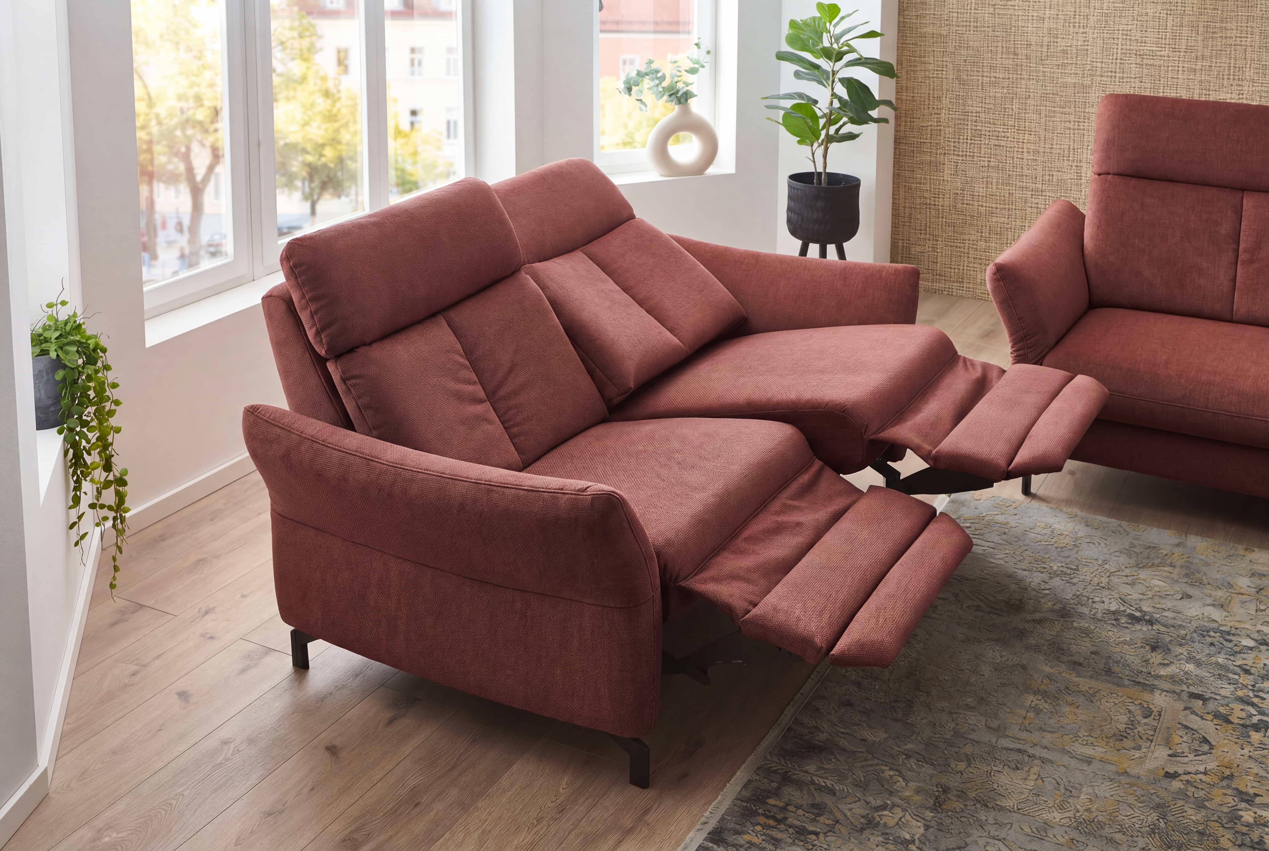 2-Sitzer-Sofa Padua mit Stoffbezug in Rostrot, verstellbare Fuß- und Rückenlehne, gepolstert