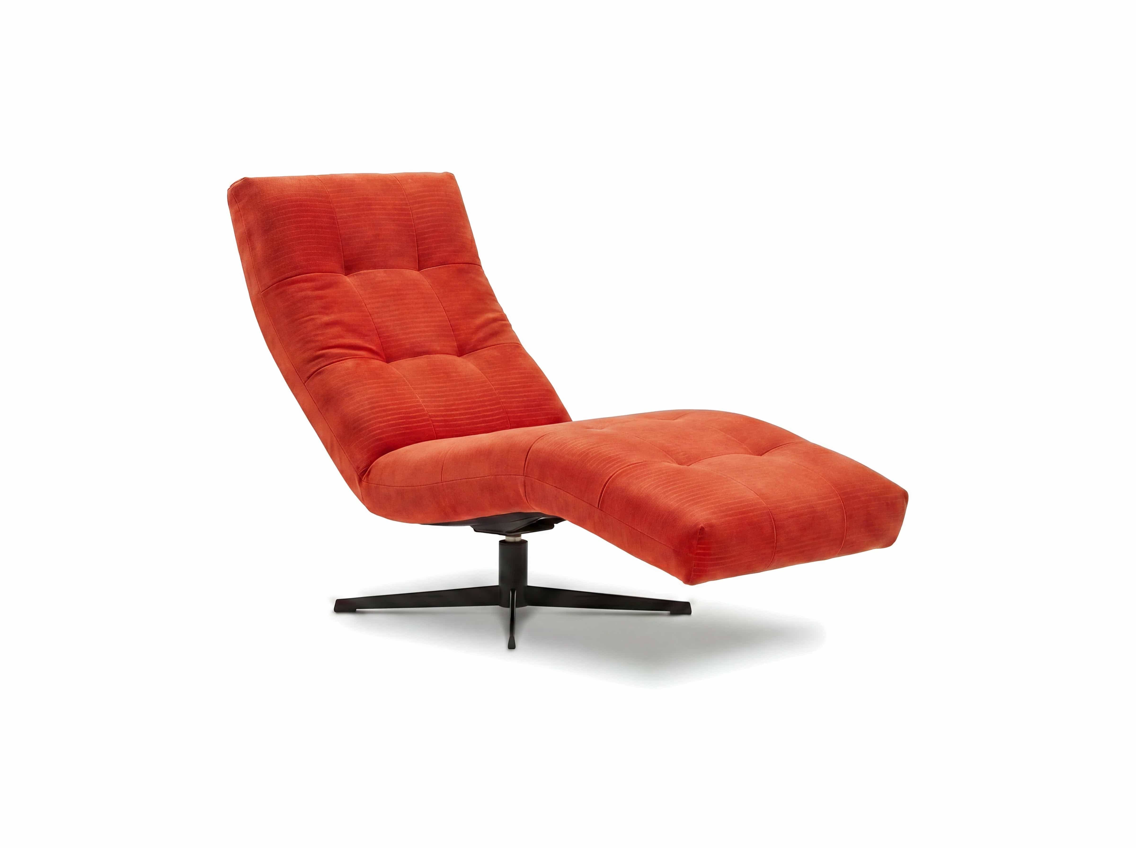 Relaxliege Space von Kabs mit orangefarbenem Stoffbezug, Rautensteppung und schwarzem Drehfuß