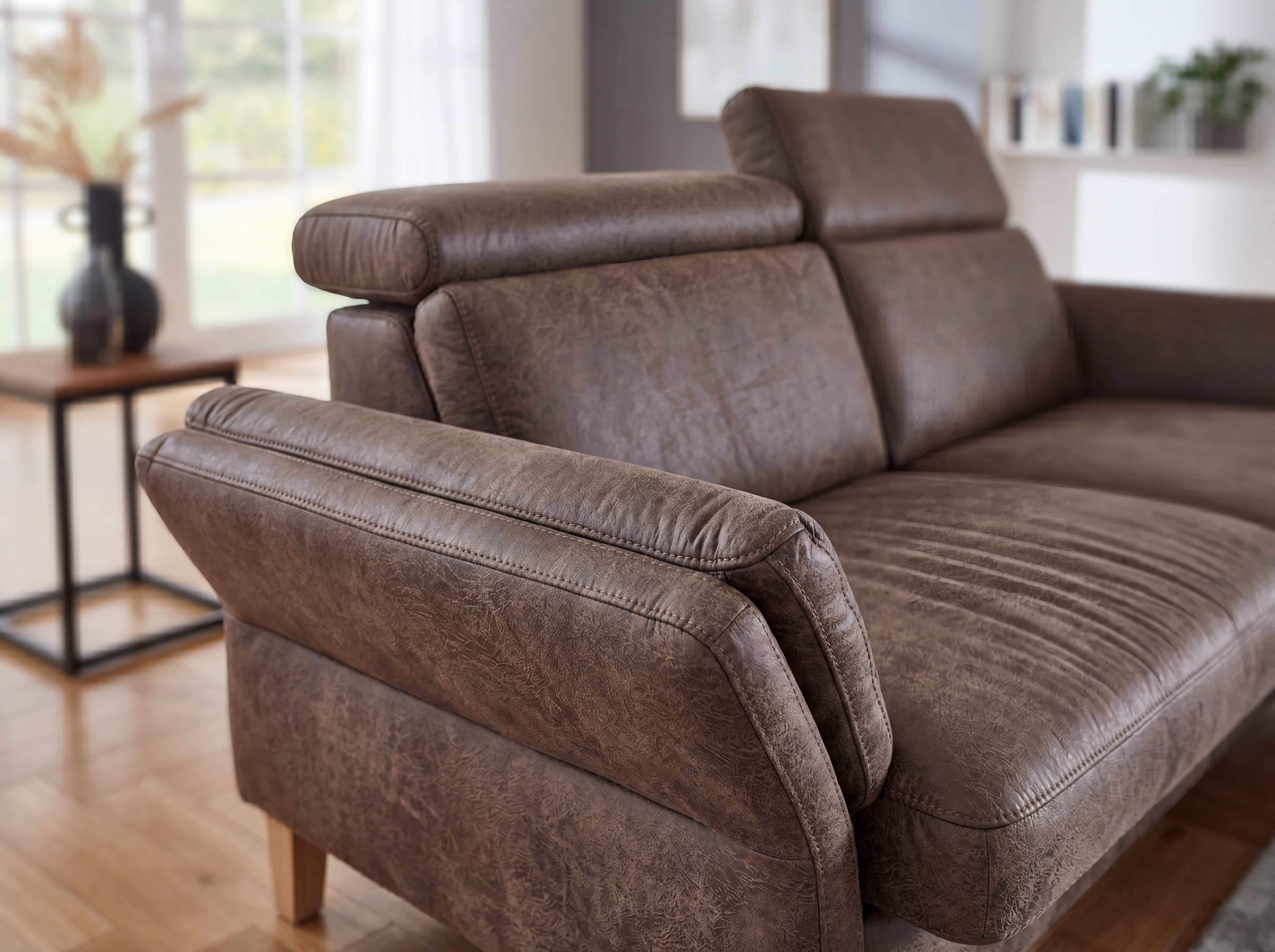 2-Sitzer Sofa Kabs Polsterwelt mit braunem Lederbezug, gepolsterten Armlehnen und verstellbarem Kopfteil