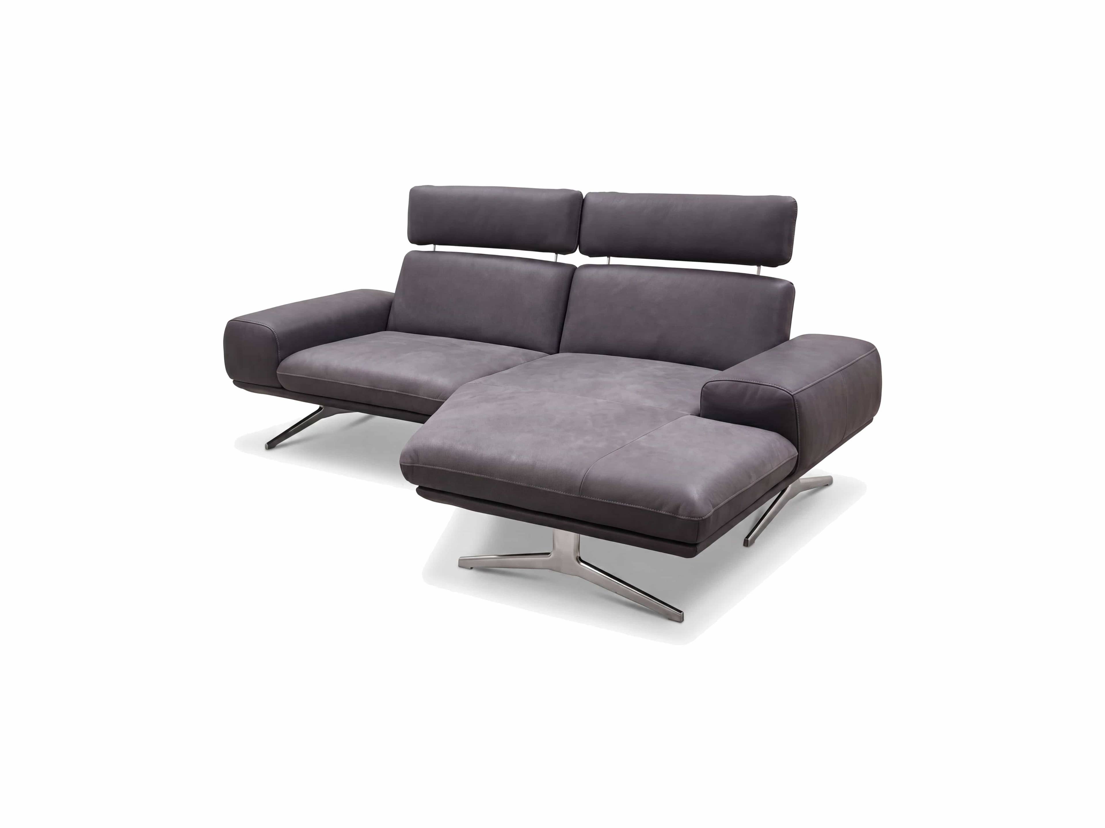 2-Sitzer Sofa Kabs mit grauem Stoffbezug, verstellbaren Kopfstützen, breiten Armlehnen, Metallfüßen