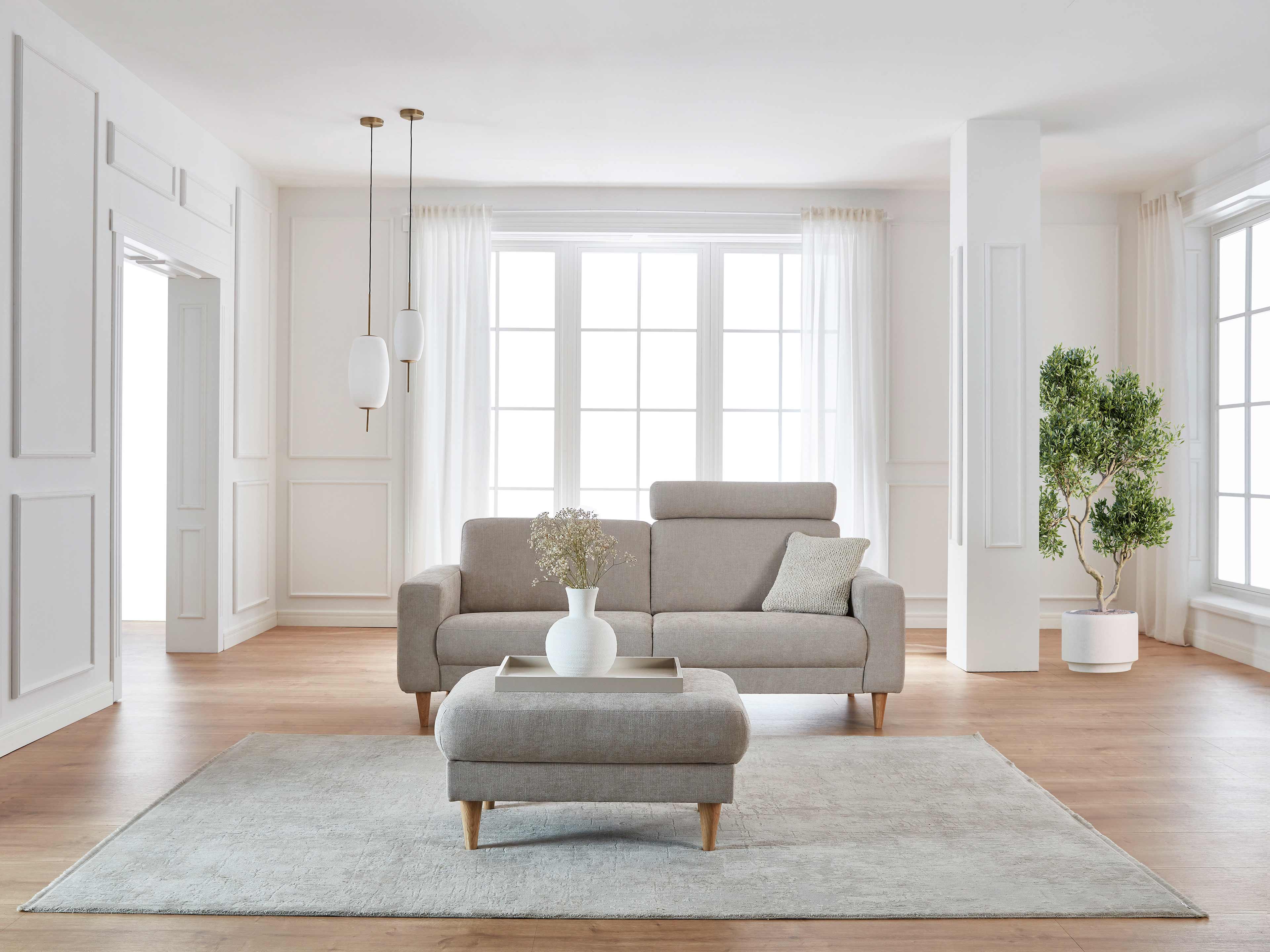 2-Sitzer Sofa mit hellgrauem Stoffbezug, gepolsterten Armlehnen und Holzfüßen, Frontansicht